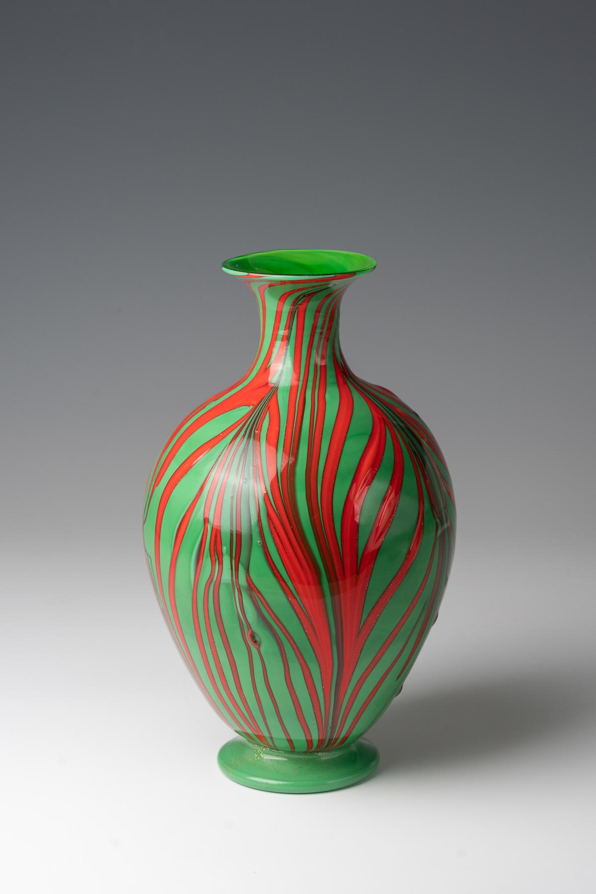 Carlo Scarpa. Raro vaso fenicio decorato, modello 2948 di MVM Cappellin.

Italia, 1928-29.
Vetro Lattimo con superficie iridizzata.
Punteruolo a 6 punte.
26 ×13 cm.

Ottime condizioni, firmato.

Letteratura: La vetreria M.V.I. Cappellin e il giovane