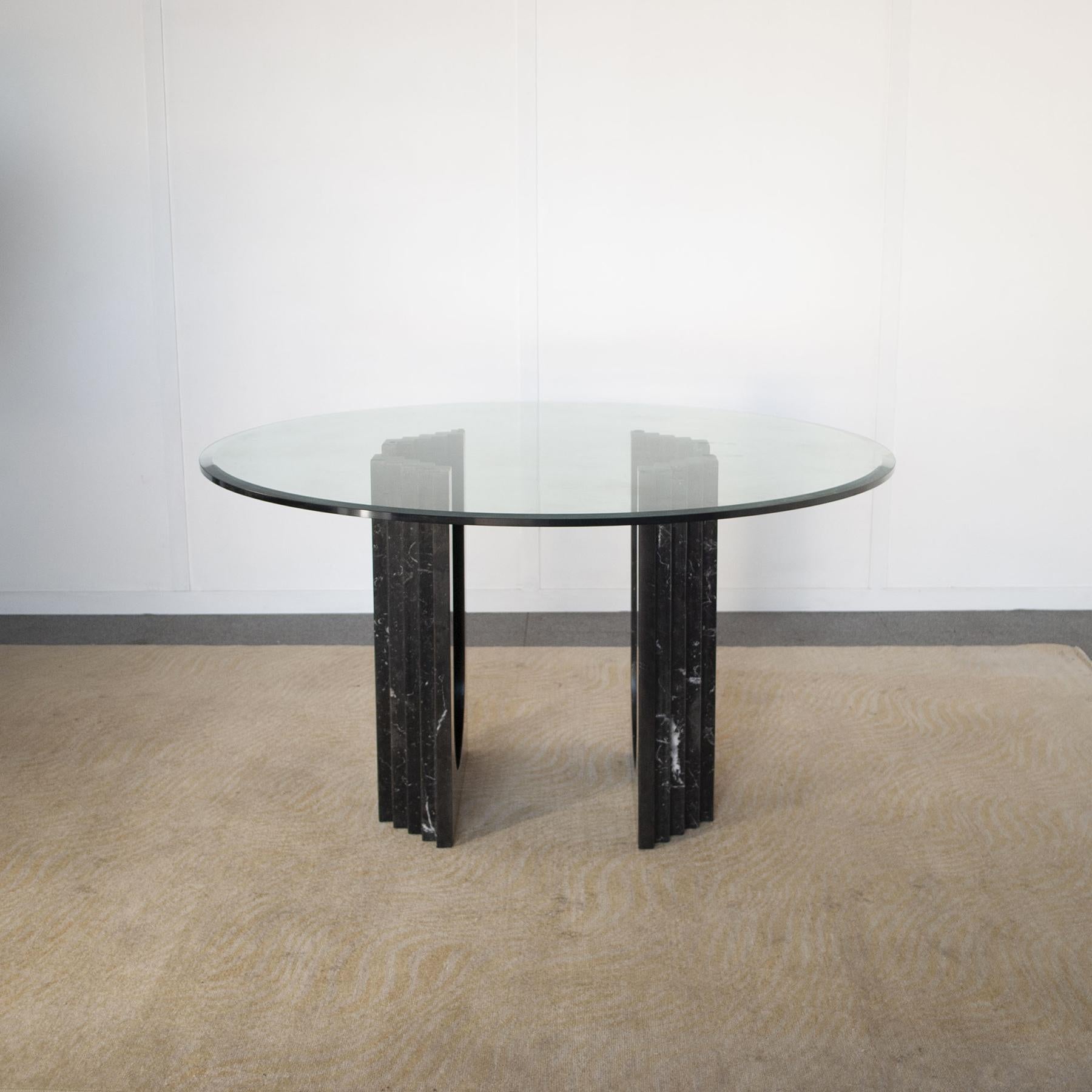 Round table with crystal top and carved marble feet black veined white coloring Cattelan production 1970s by Calo Scarpa.

The same table can be used by changing the crystal as a beautiful console tabl