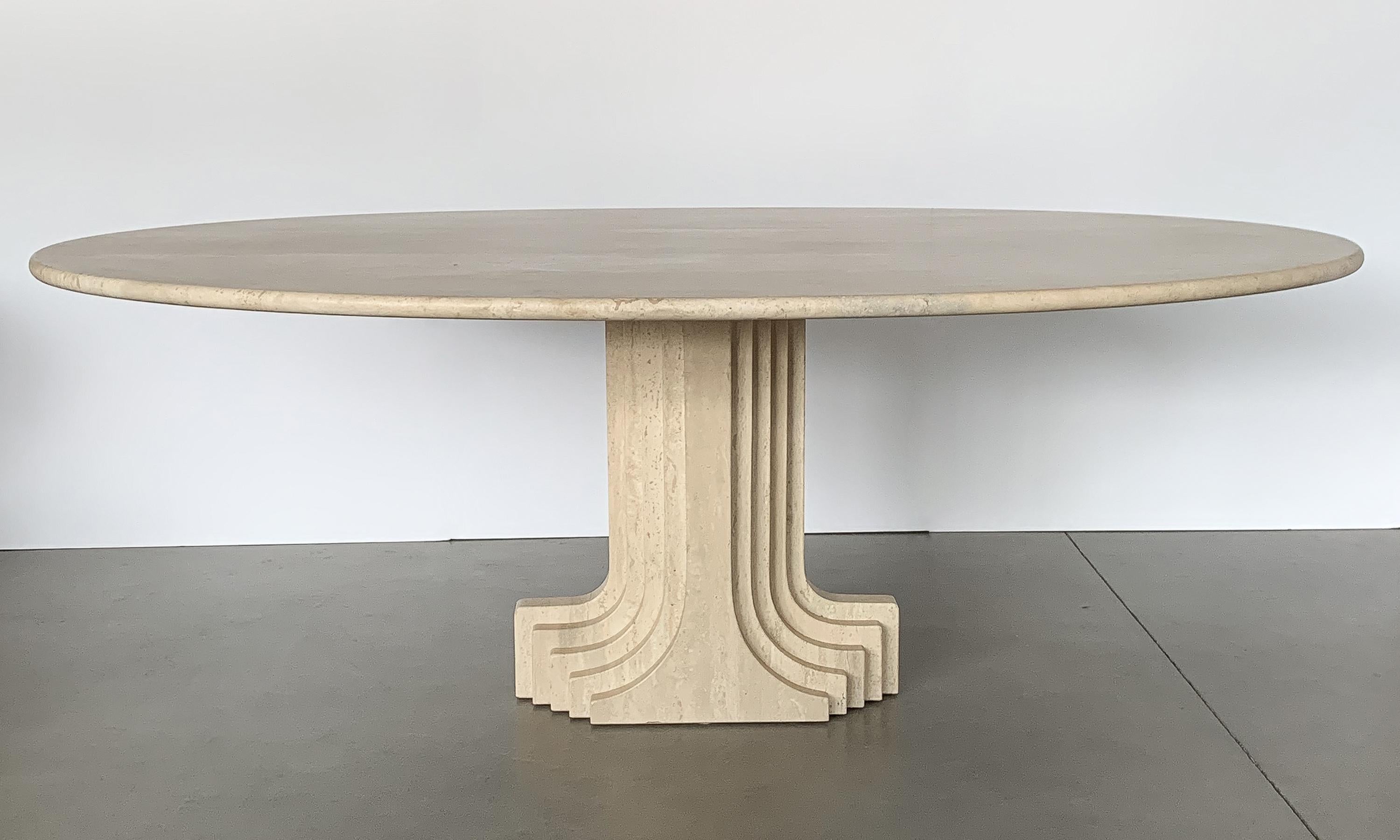 Carlo Scarpa solid travertine ‘Samo’ pedestal dining table, produced by Simon, Italy circa 1970s. This 'Samo' table is part of the ‘Ultrarazionale’ collection by Simon. 1.25