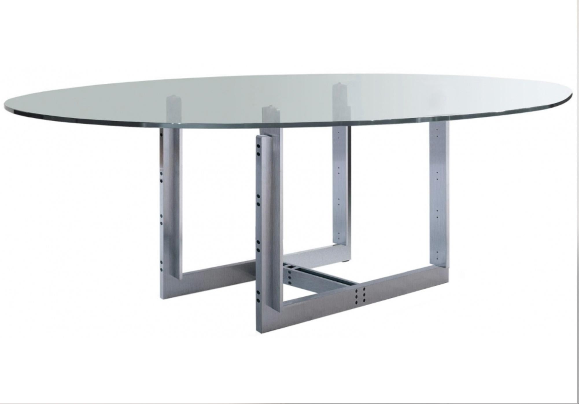 Carlo Scarpa Sarpi-Tisch für Cassina 

Carlo Scarpa entwarf diesen Designtisch 1974 als Nachfolger des beliebten Doge, mit dem er in der Kollektion Ultrarazionale erscheint.

Dieser Tisch aus Glas und Metall greift die Eigenschaften seines