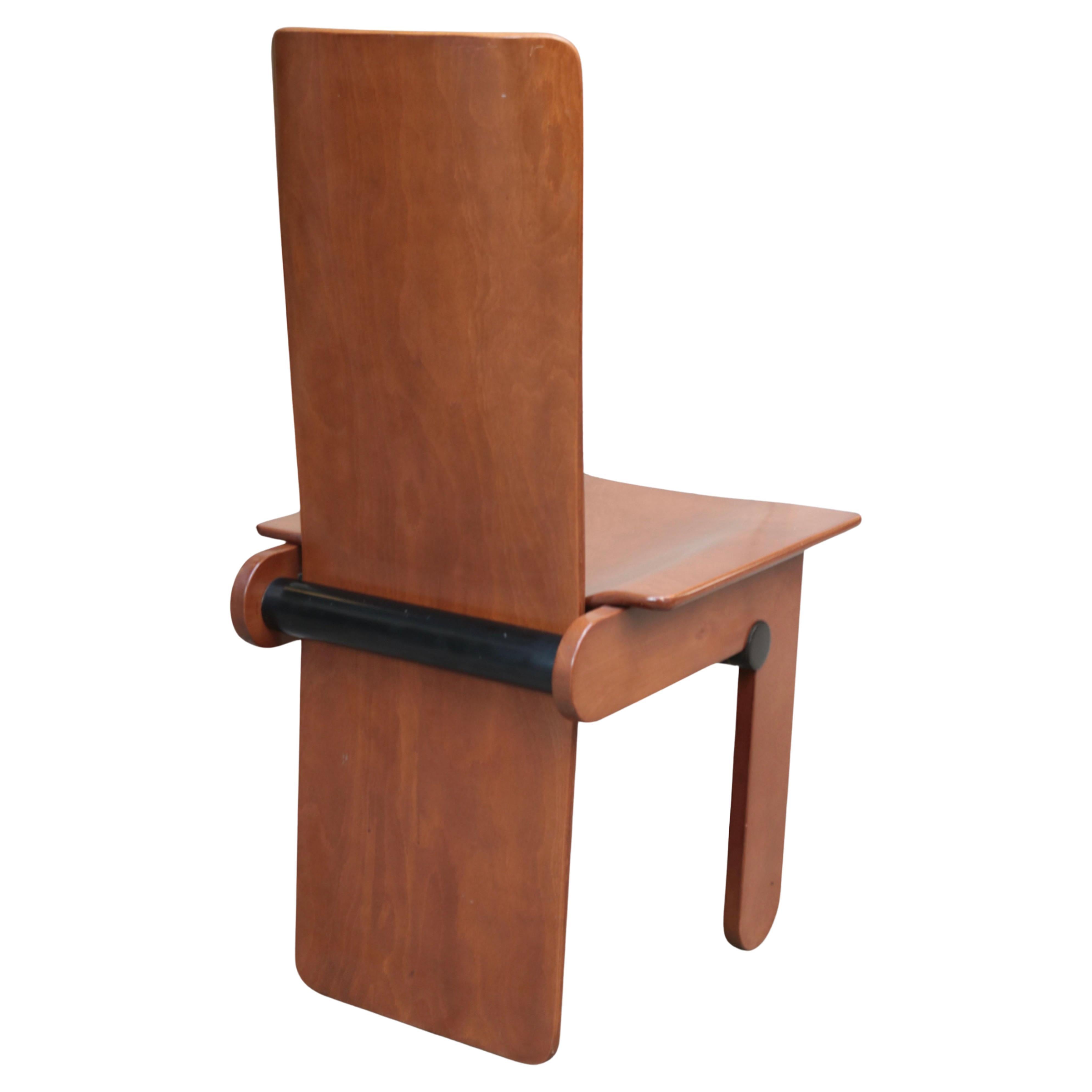 Die ganze Strenge und Geometrie des großen italienischen Designers Carlo Scarpa kommt in diesem prächtigen und seltenen Satz von 6 Holzstühlen zum Ausdruck, die in den frühen 1970er Jahren für Gavina hergestellt wurden.

Ein unentbehrliches, aber