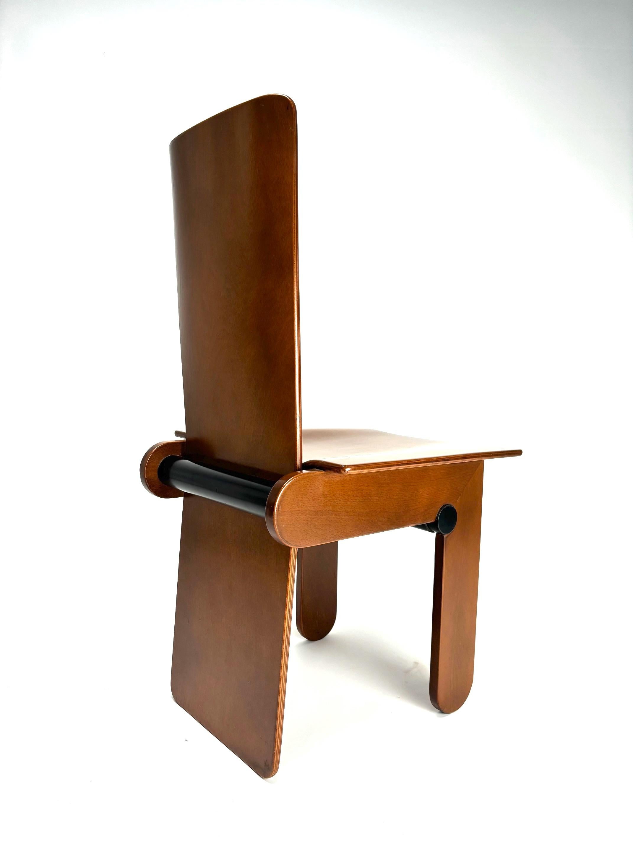 All the rigor and geometry of the great Italian designer Carlo Scarpa are expressed in this splendid and rare set of 6 wooden chairs made for Gavina in the early 1970s.

An essential but highly refined work, capable of enriching your home