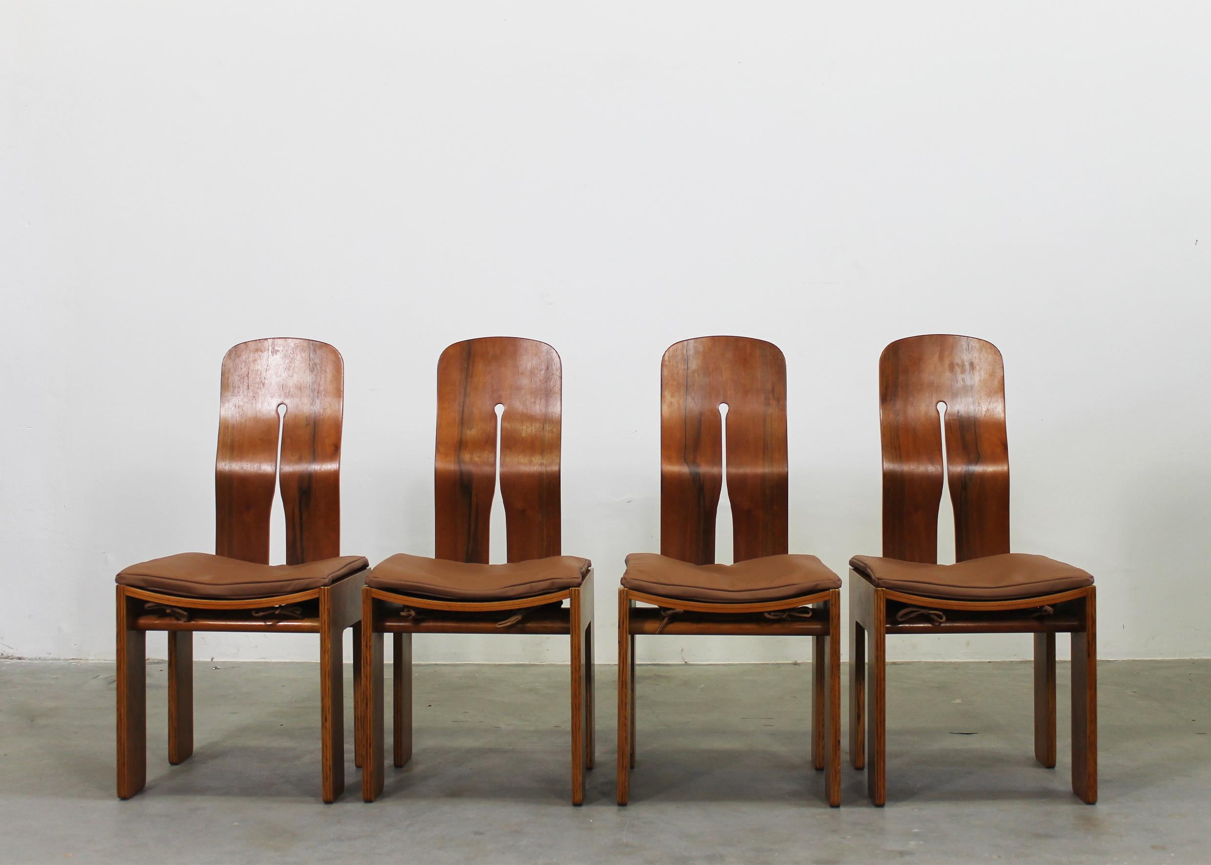 Set di quattro sedie 1934 756 in legno di noce e cuscini in pelle, disegnate da Carlo Scarpa e prodotte da Bernini negli anni Settanta.

Inizialmente progettato per la casa veneziana di Scarpa nel 1934, questo modello è entrato in produzione solo