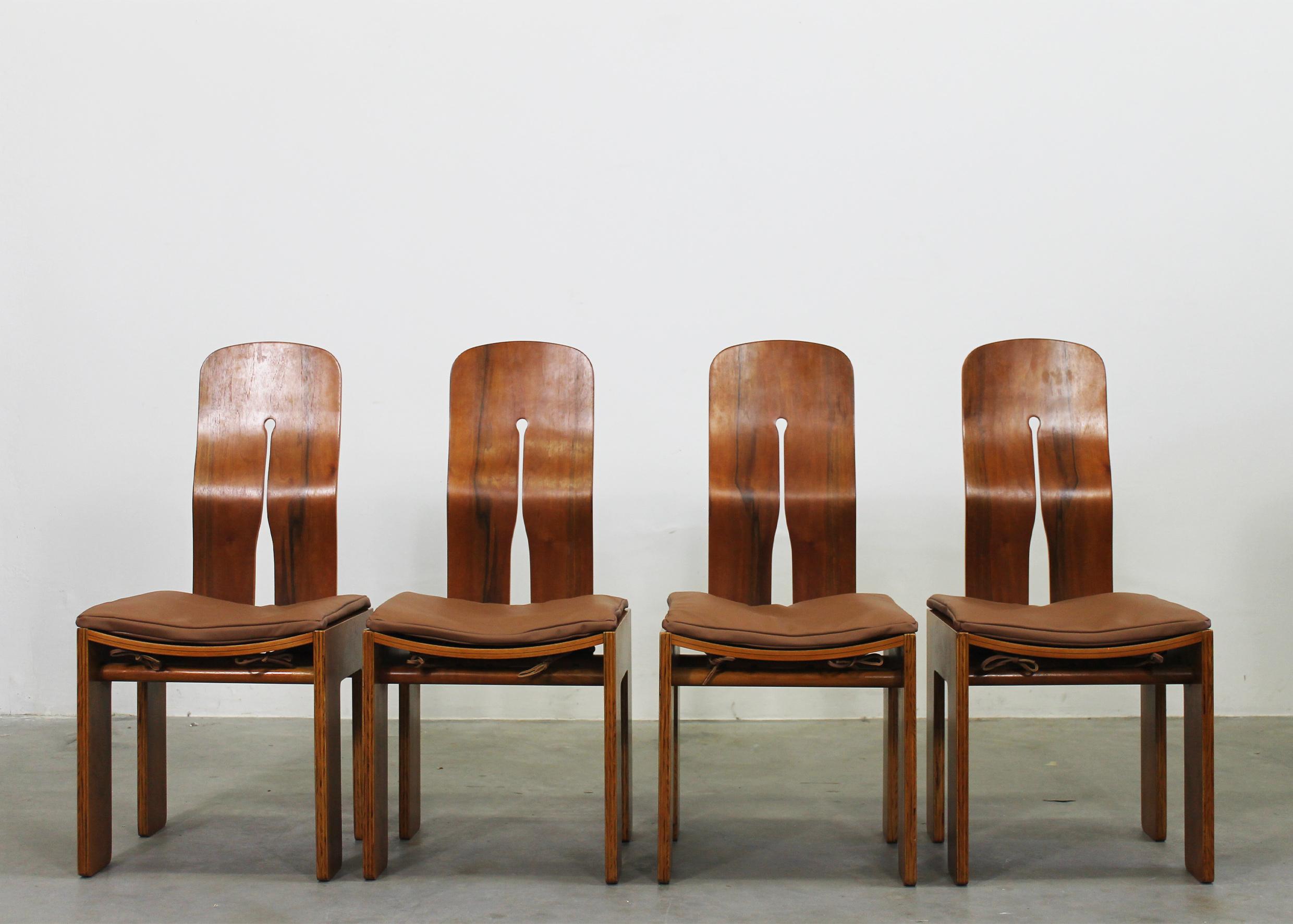 Mid-Century moderno Carlo Scarpa Set di quattro 1934 765 in Wood con cuscino in pelle di Bernini 1977 in vendita