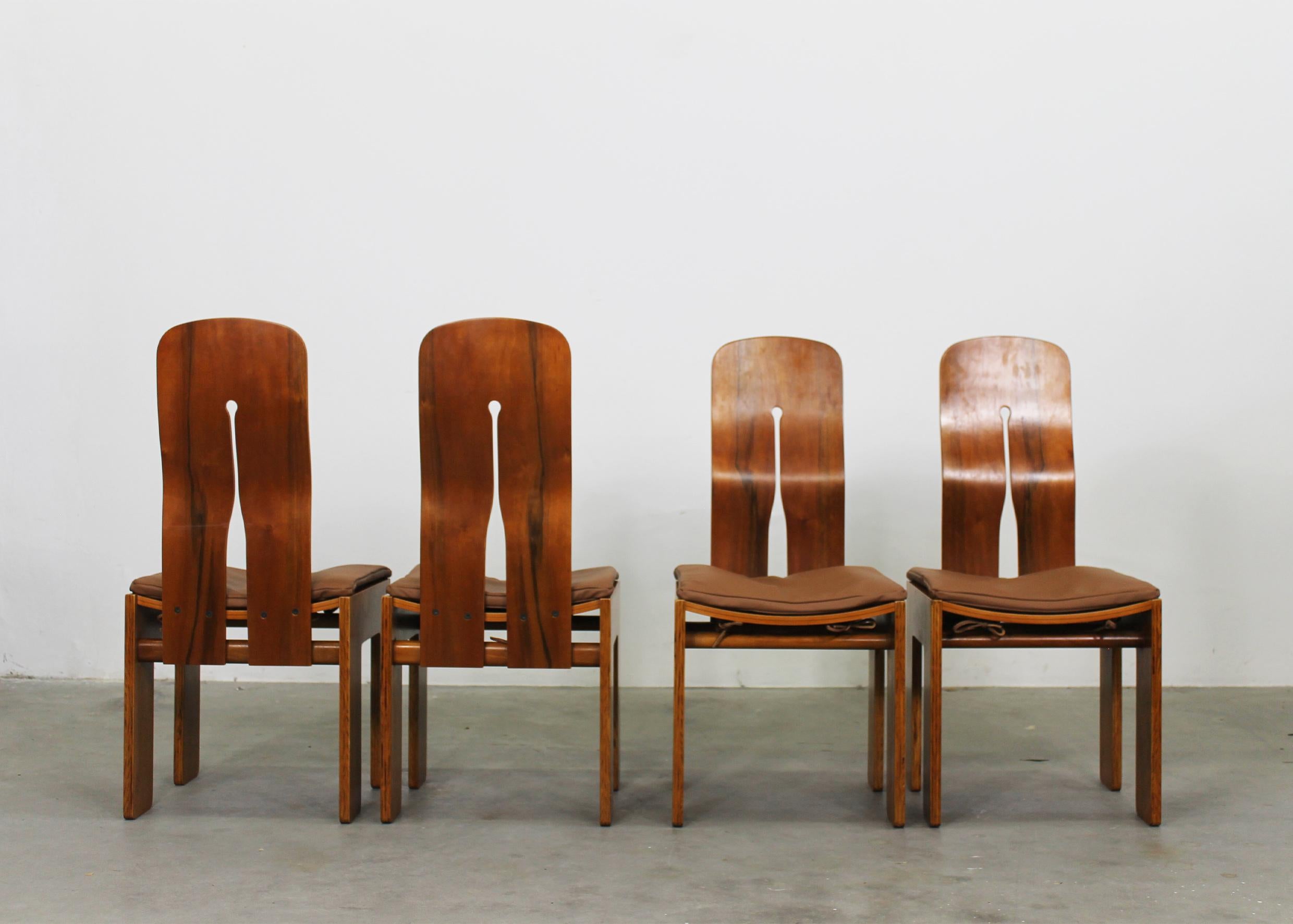 Italiano Carlo Scarpa Set di quattro 1934 765 in Wood con cuscino in pelle di Bernini 1977 in vendita