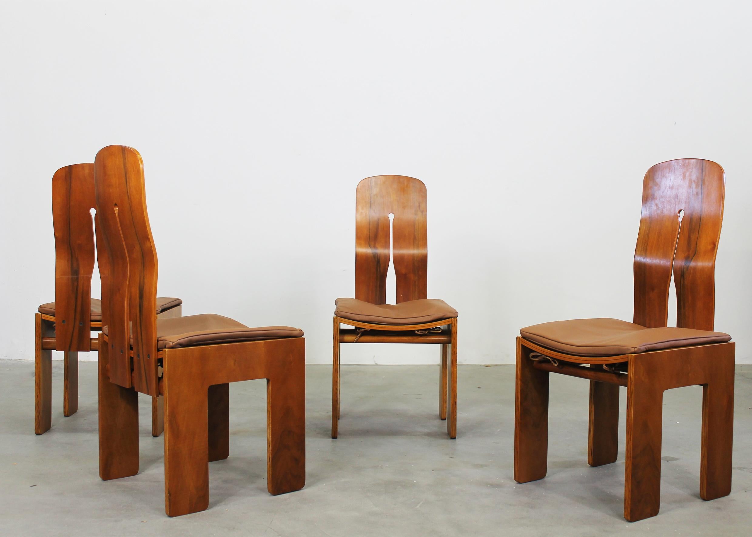 Altro Carlo Scarpa Set di quattro 1934 765 in Wood con cuscino in pelle di Bernini 1977 in vendita