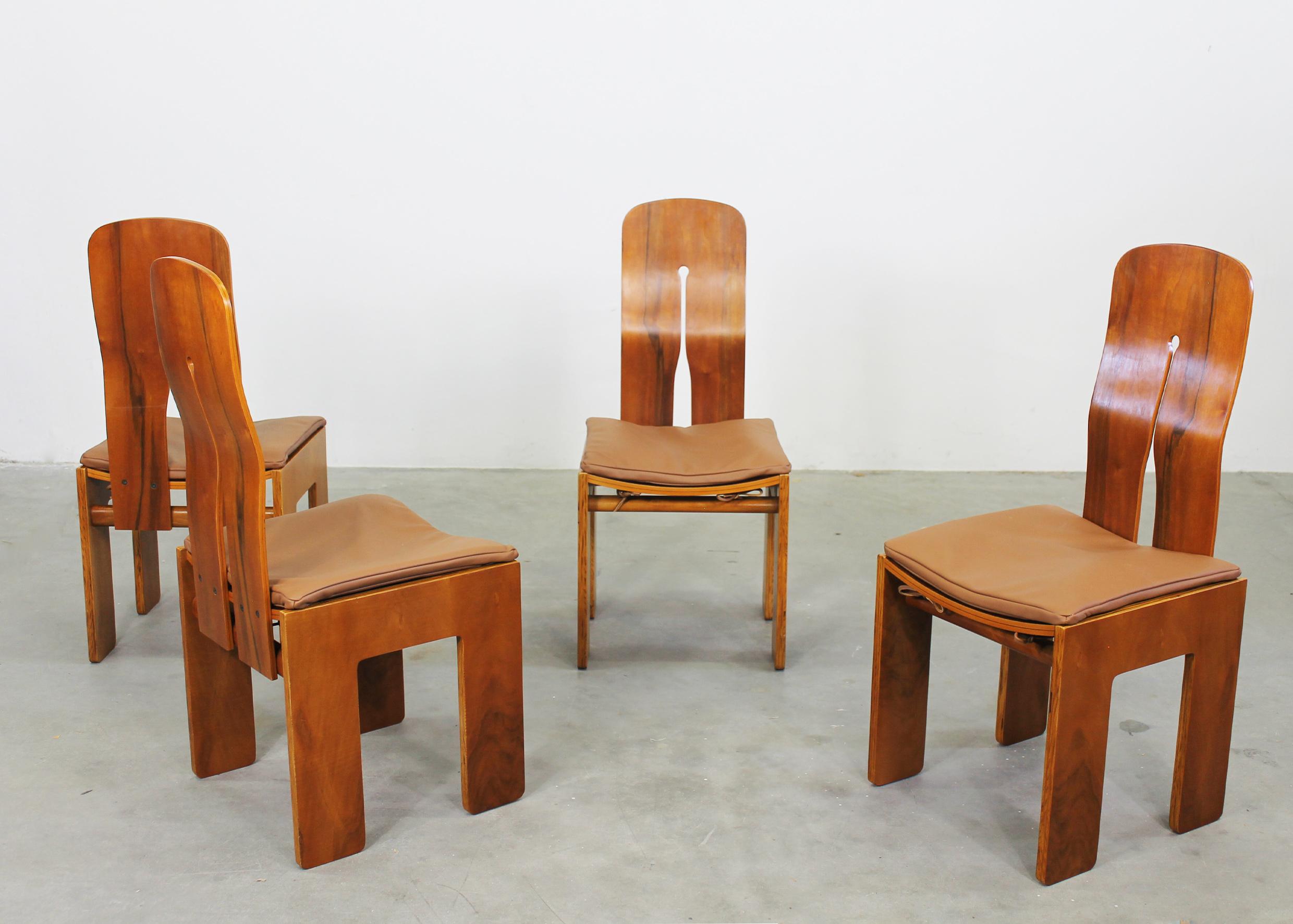 Carlo Scarpa Set di quattro 1934 765 in Wood con cuscino in pelle di Bernini 1977 In condizioni buone in vendita a Montecatini Terme, IT