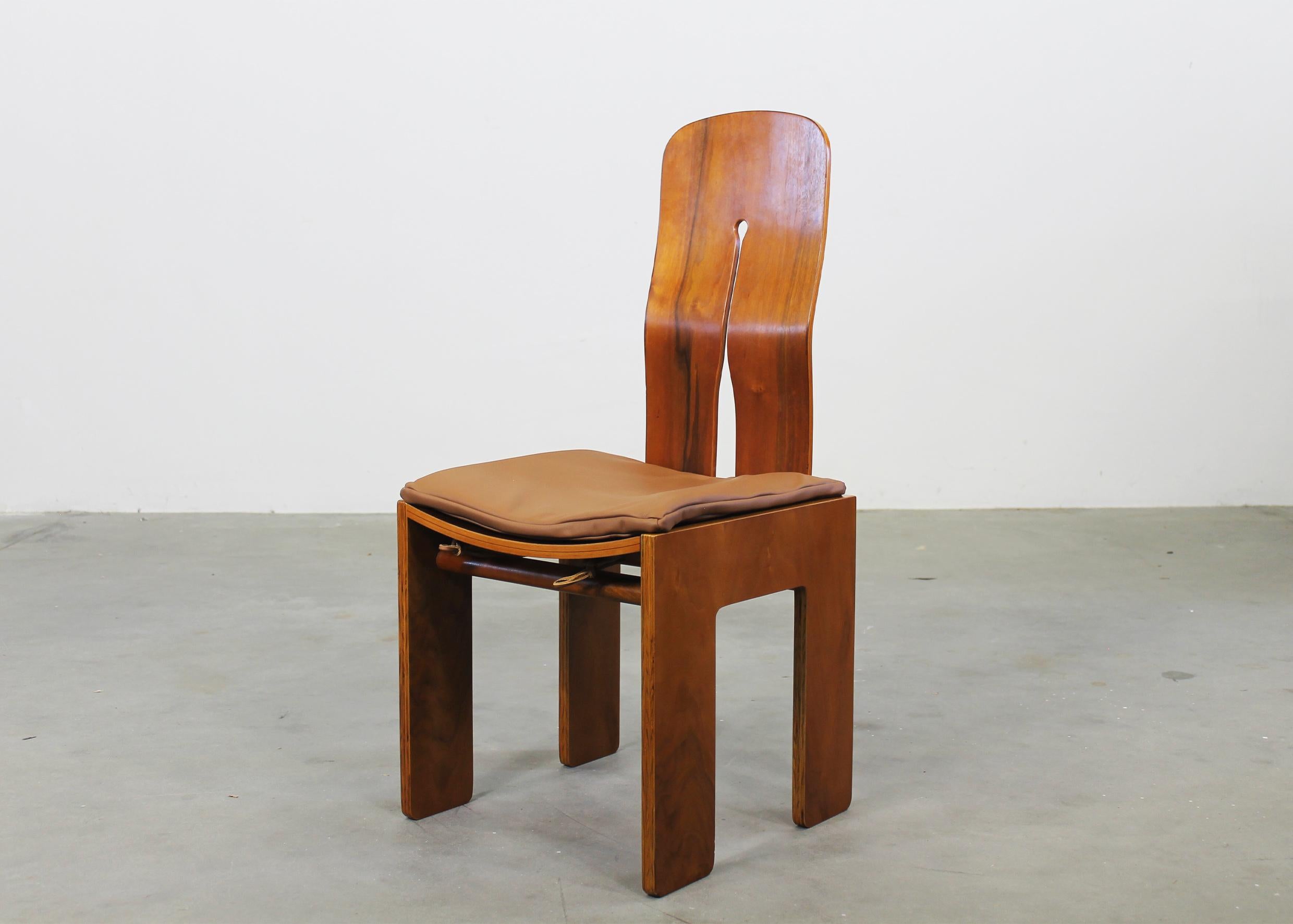 Pelle Carlo Scarpa Set di quattro 1934 765 in Wood con cuscino in pelle di Bernini 1977 in vendita