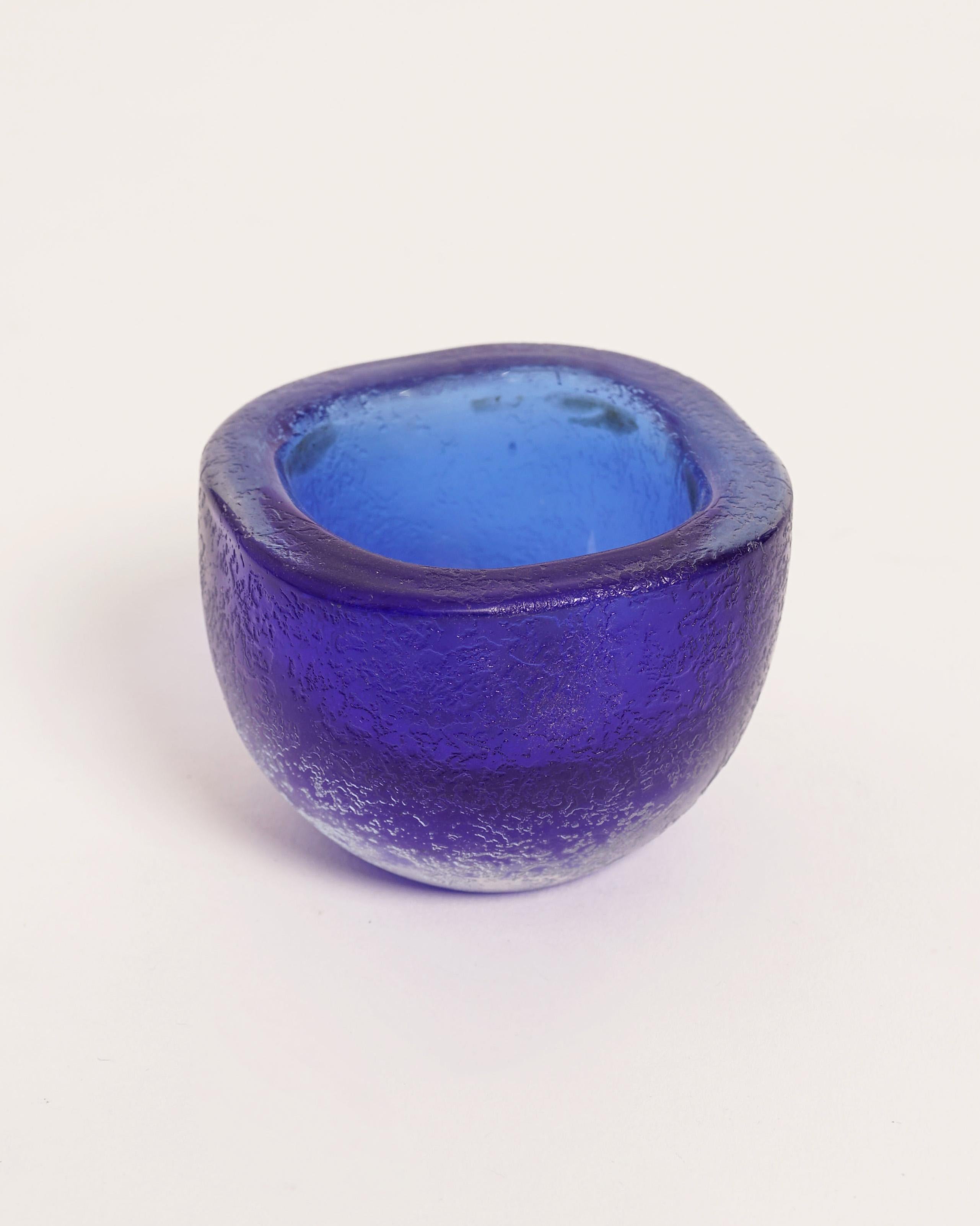 Carlo Scarpa
 'Corroso a bolicine' bowl, c. 1935
Execution: Venini & C. Cased glass, clear blue.
Signed: Venini murano (acid stamp).
Measures: H : 6 cm (2.4