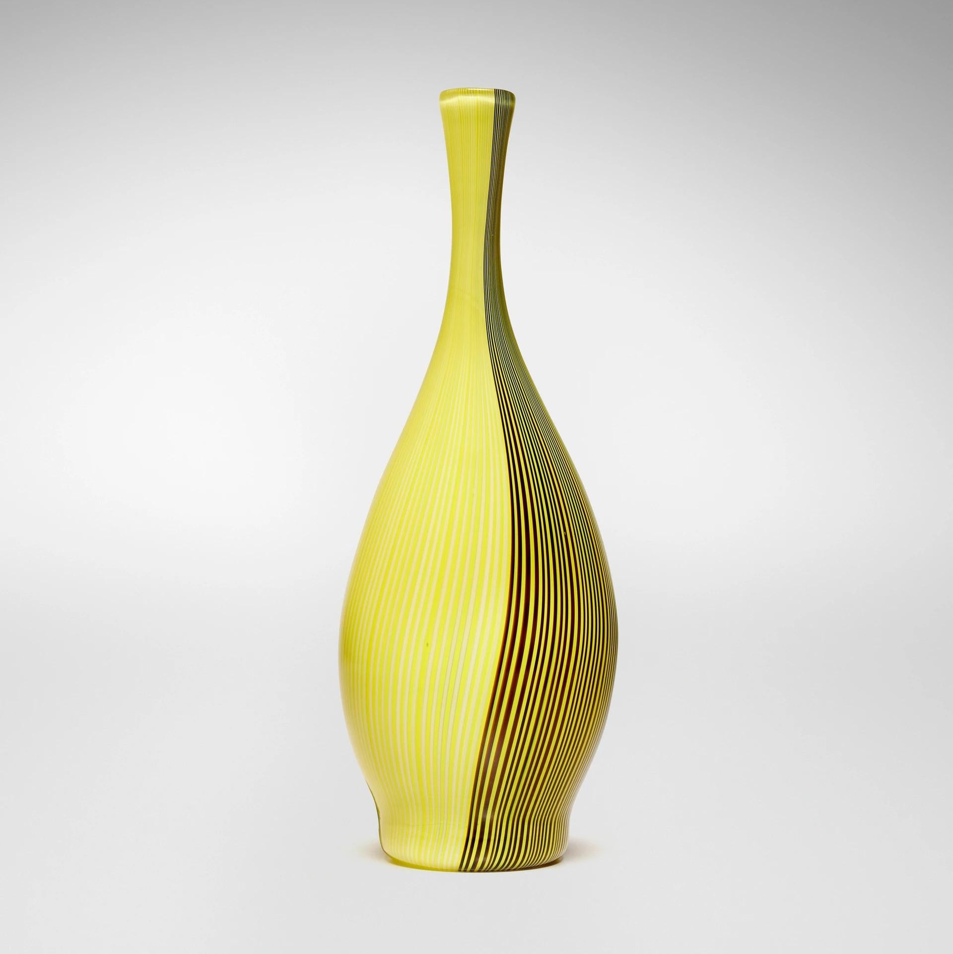 Vase ou bouteille Tessuto de Carlo Scarpa, conçu vers 1940 et exécuté par Venini en 1985. Fabriqué en verre de Murano soufflé à la bouche selon la technique du Tessuto, avec des cannes en verre fusionné et des rayures verticales jaunes, crème,