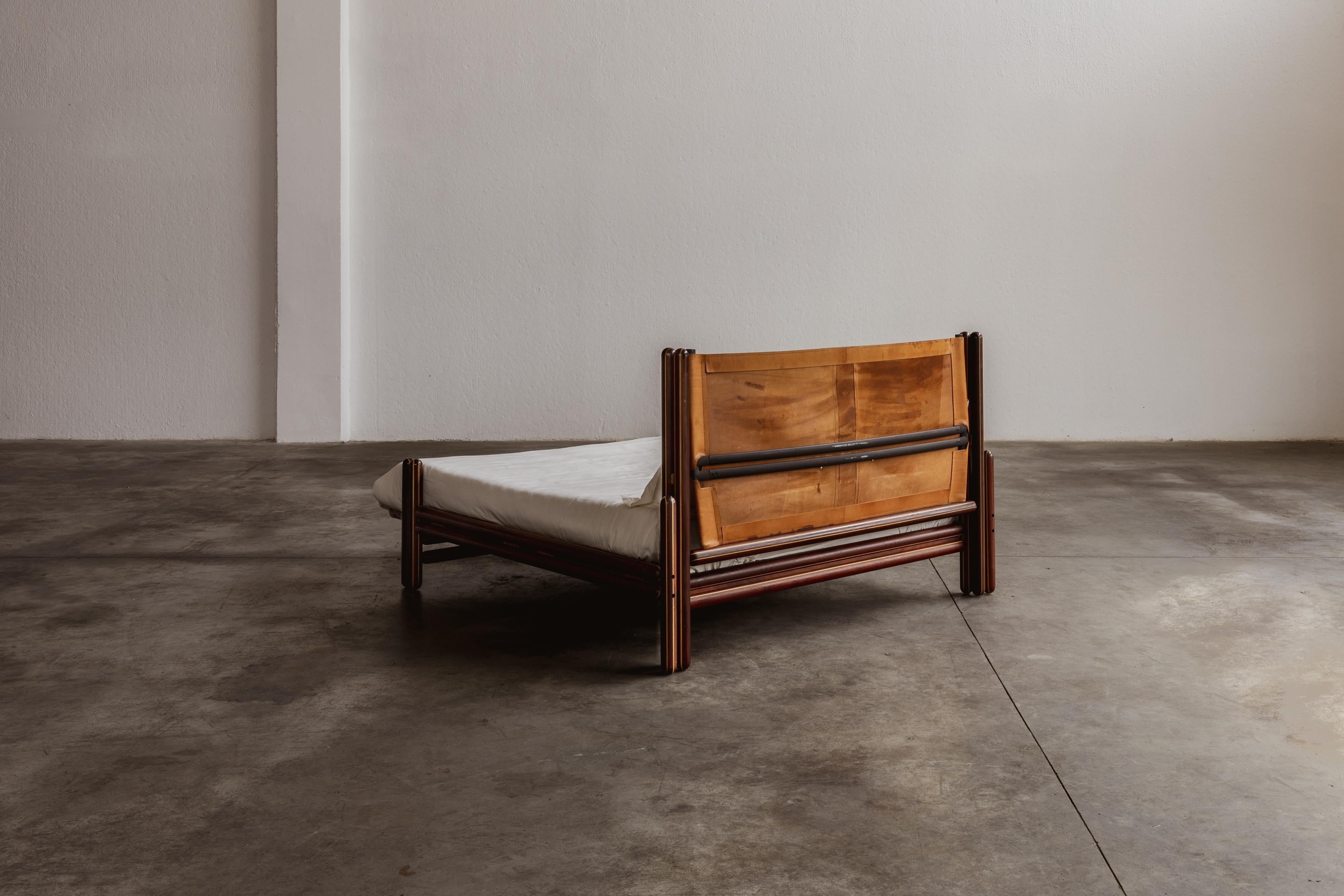 Mid-Century Modern Carlo Scarpa “Toledo” Bed for Simon Gavina, 1975 For Sale