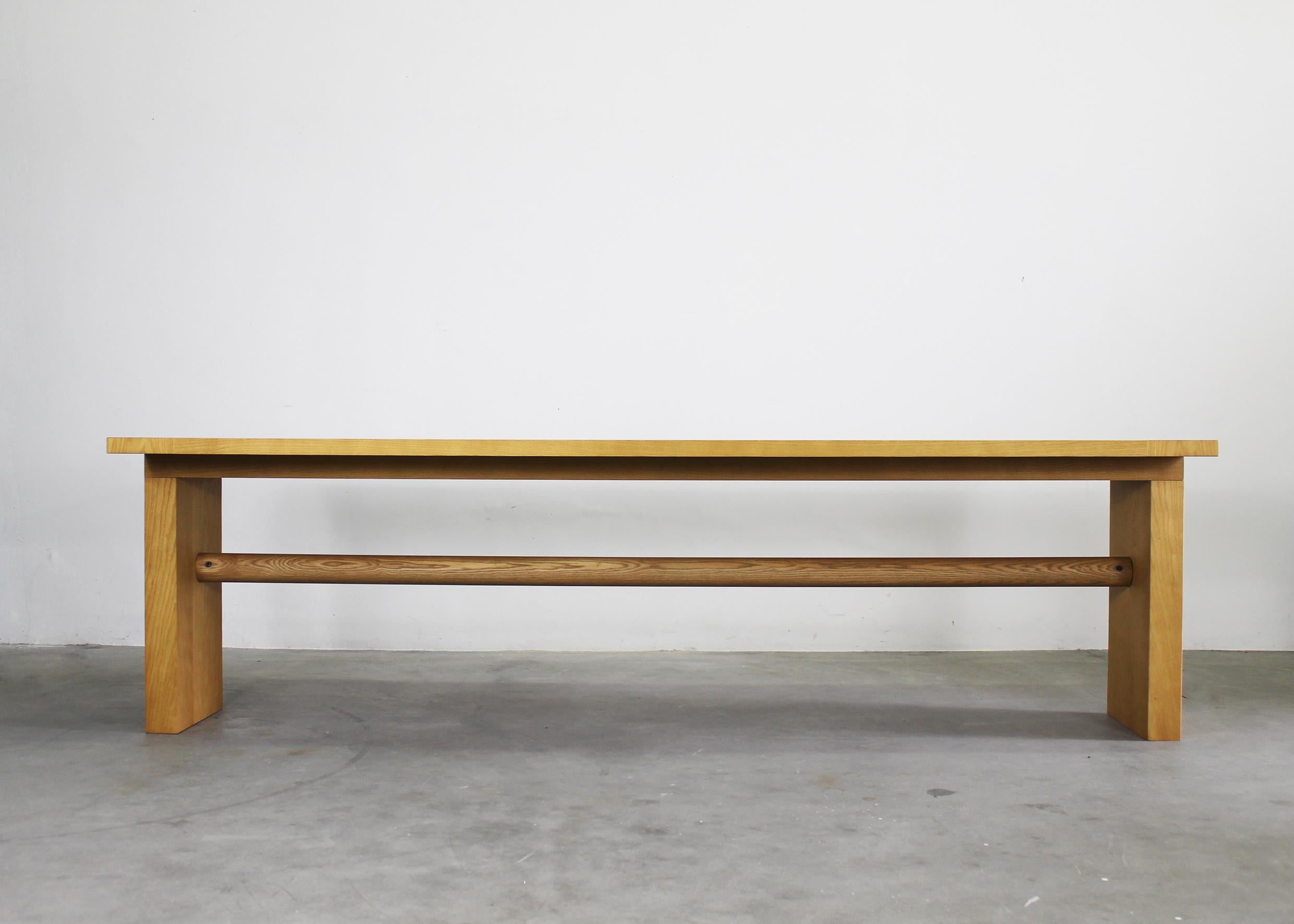 Mesa Valmarana de madera de fresno diseñada por Carlo Scarpa y producida por Simon Gavina en la década de 1970. 

Carlo Scarpa es un arquitecto de renombre muy vinculado a Venecia, donde nació y se educó. Comenzó a colaborar con cristalerías de