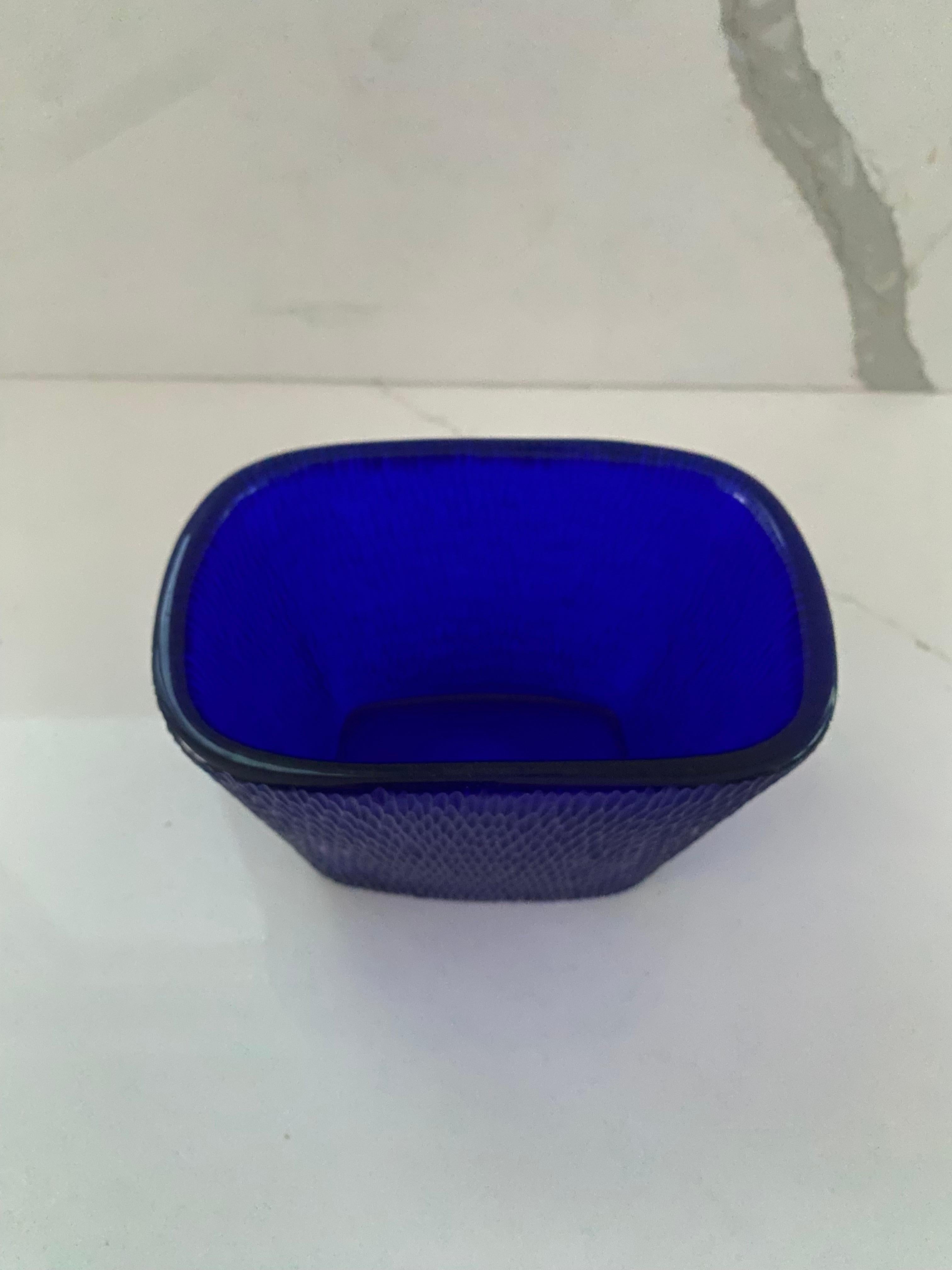 RARO vaso in vetro di Murano di Carlo Scarpa per Venini.
Insolito vetro di colore blu cobalto con una raffinata finitura incisa a batutto.

Firmato con incisione all'acido 