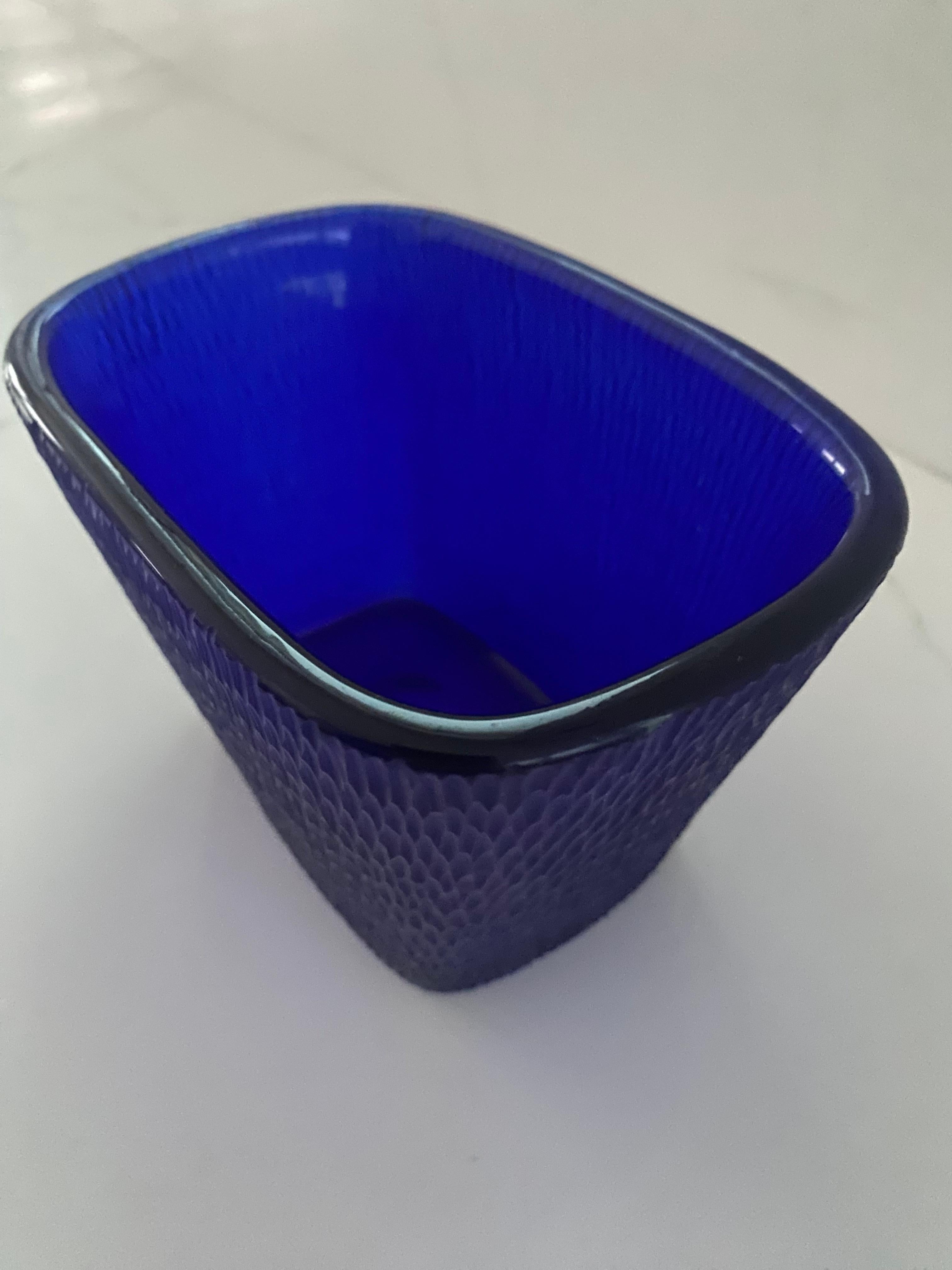 Mid-Century moderno Vaso in vetro di Carlo Scarpa Venini Batutto 1940s Italia blu cobalto firmato all'acido in vendita