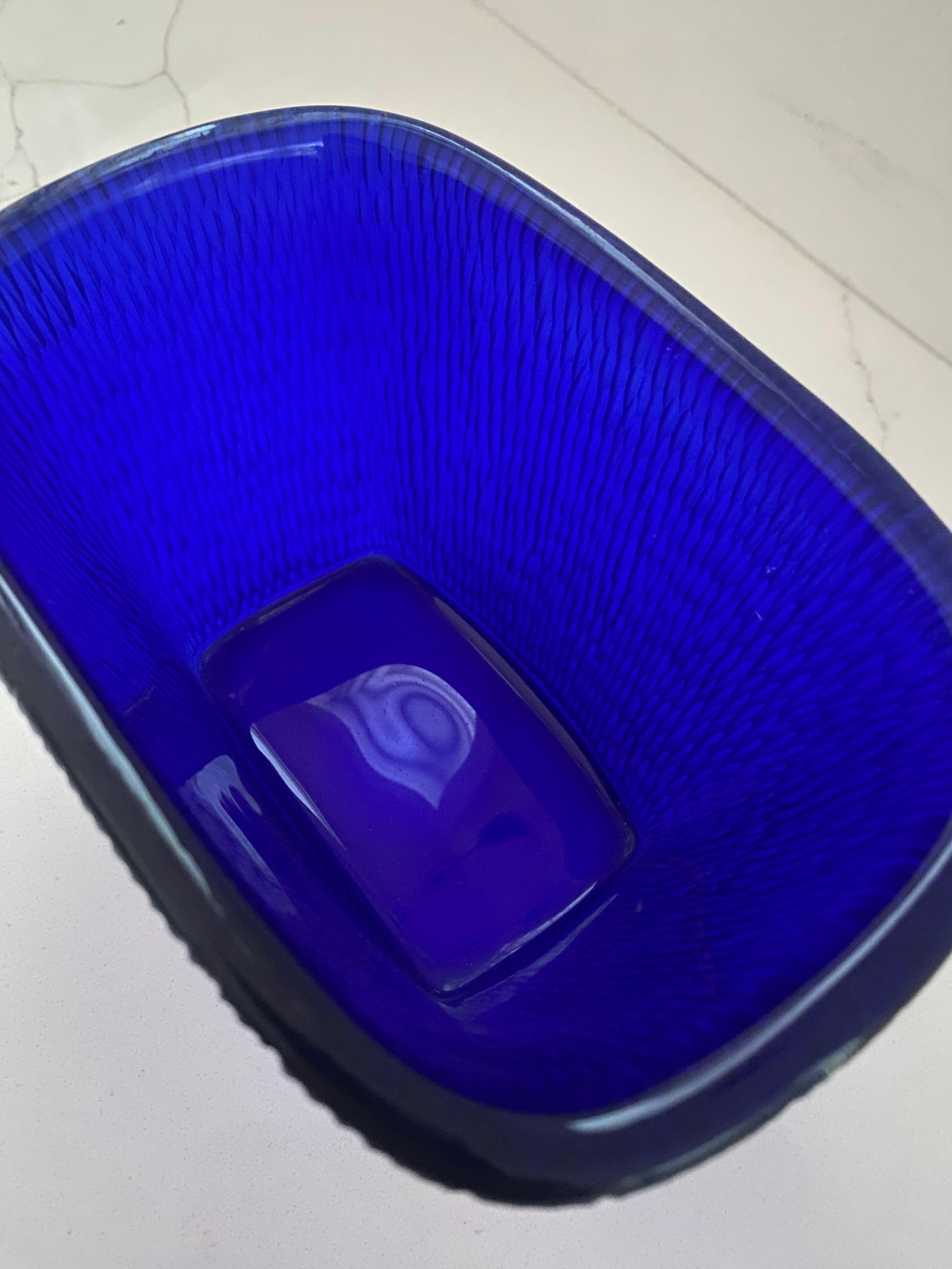 Italiano Vaso in vetro di Carlo Scarpa Venini Batutto 1940s Italia blu cobalto firmato all'acido in vendita