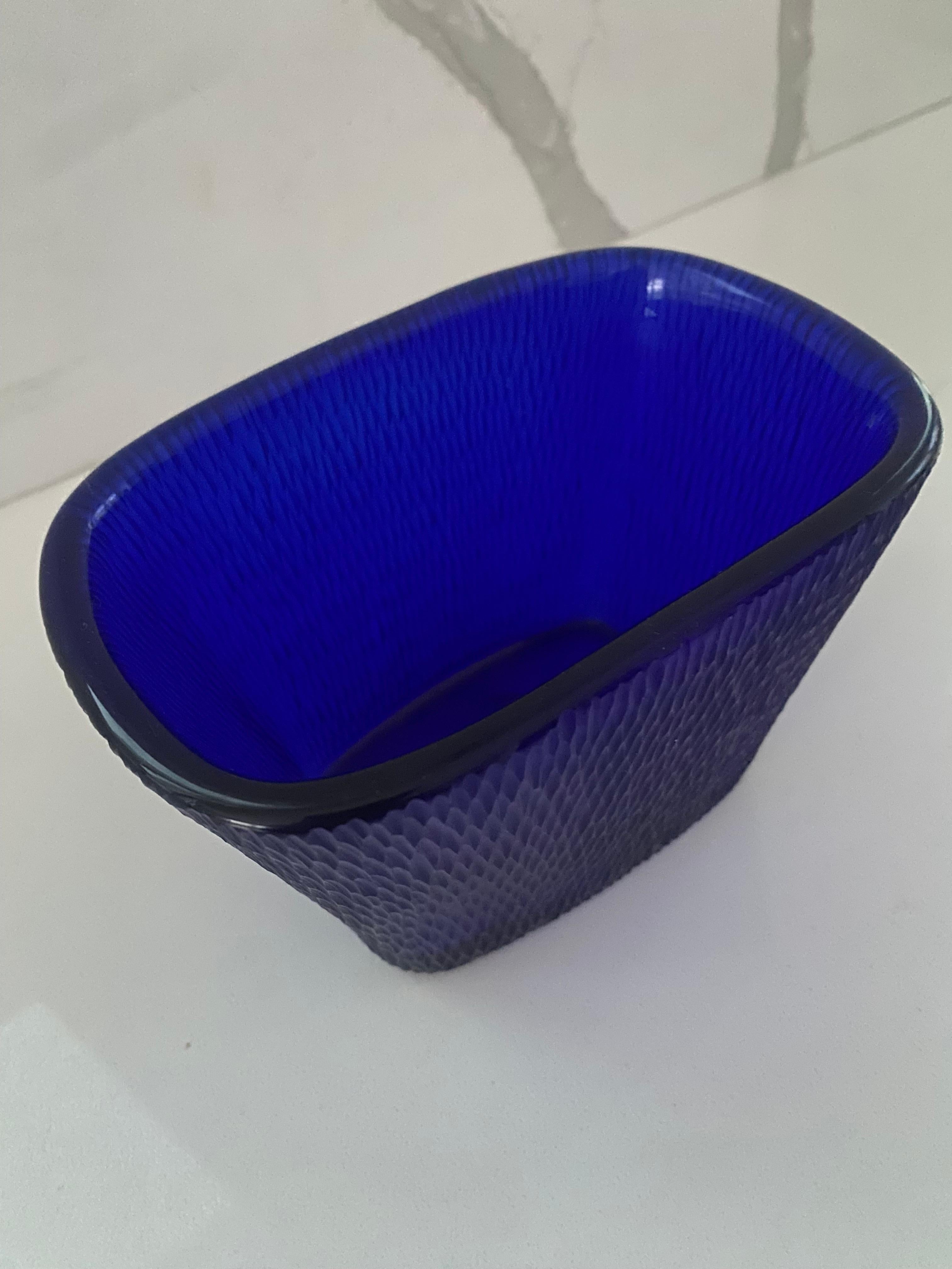 Fatto a mano Vaso in vetro di Carlo Scarpa Venini Batutto 1940s Italia blu cobalto firmato all'acido in vendita