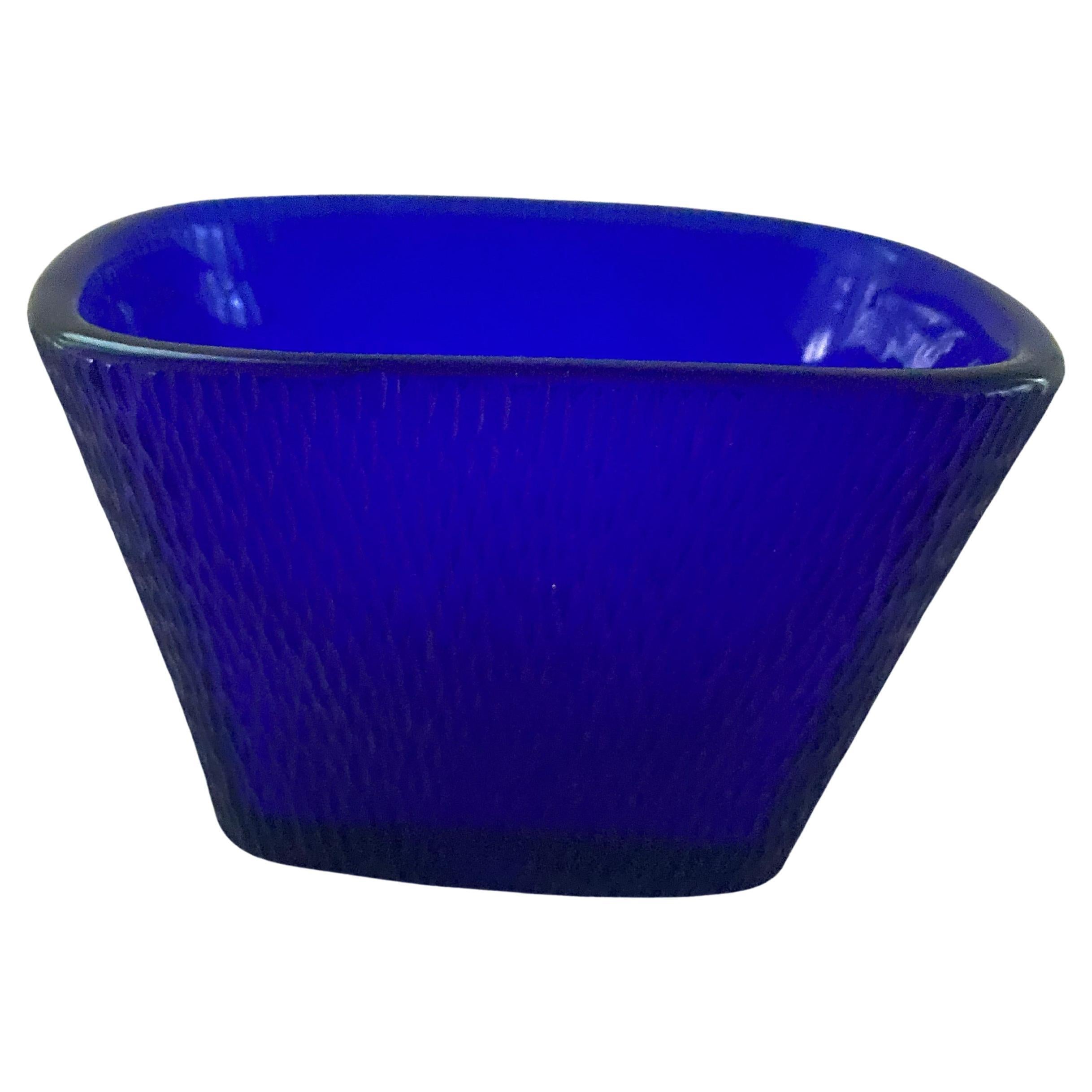 Vaso in vetro di Carlo Scarpa Venini Batutto 1940s Italia blu cobalto firmato all'acido in vendita