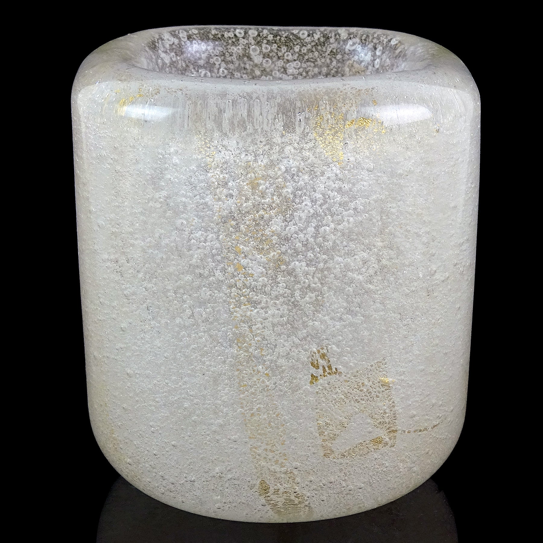 Magnifique mini vase / vide poche en verre d'art italien Murano soufflé à la main Sommerso, blanc clair, bulles et taches d'or. Documenté à la société Venini, et créé par le maître designer et architecte Carlo Scarpa. La signature en deux lignes