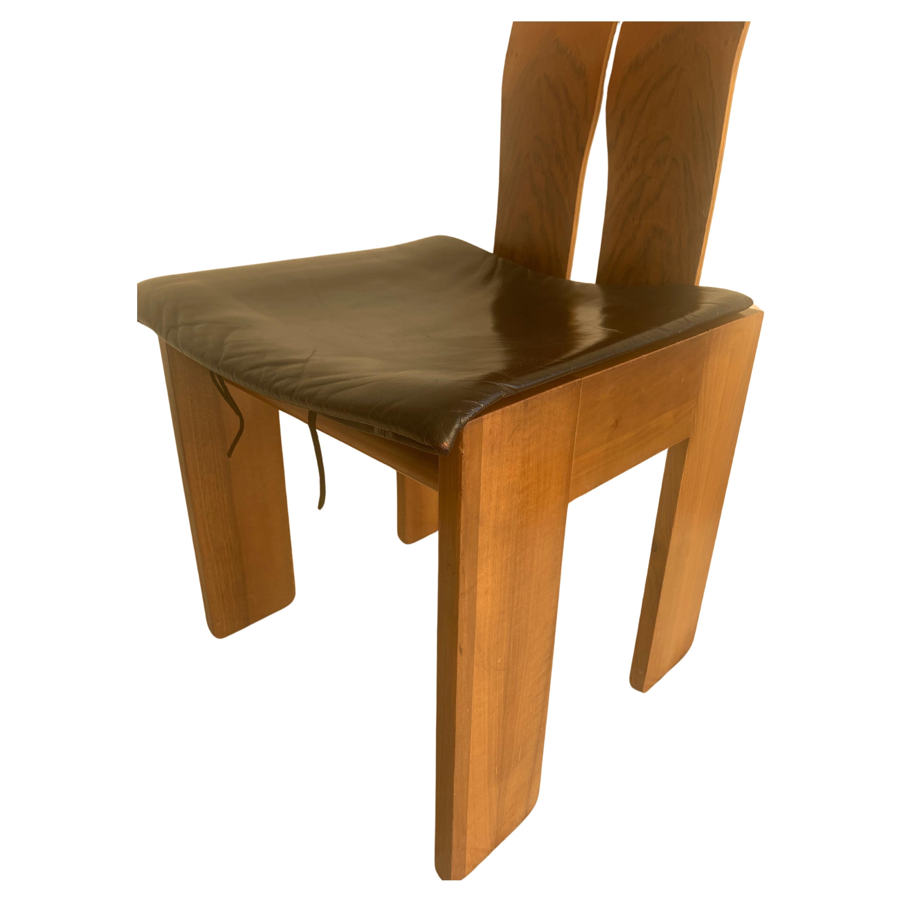 Carlo Scarpa Nussbaum und schwarzes Leder Stühle mod. 1934/765 für Bernini, 1977.


765 wird von Carlo Scarpa im Jahr 1934 geplant, dem Jahr, aus dem der Stuhl später seinen Namen erhalten wird, aber er wird erst im Jahr 1977 produziert.

Der Autor