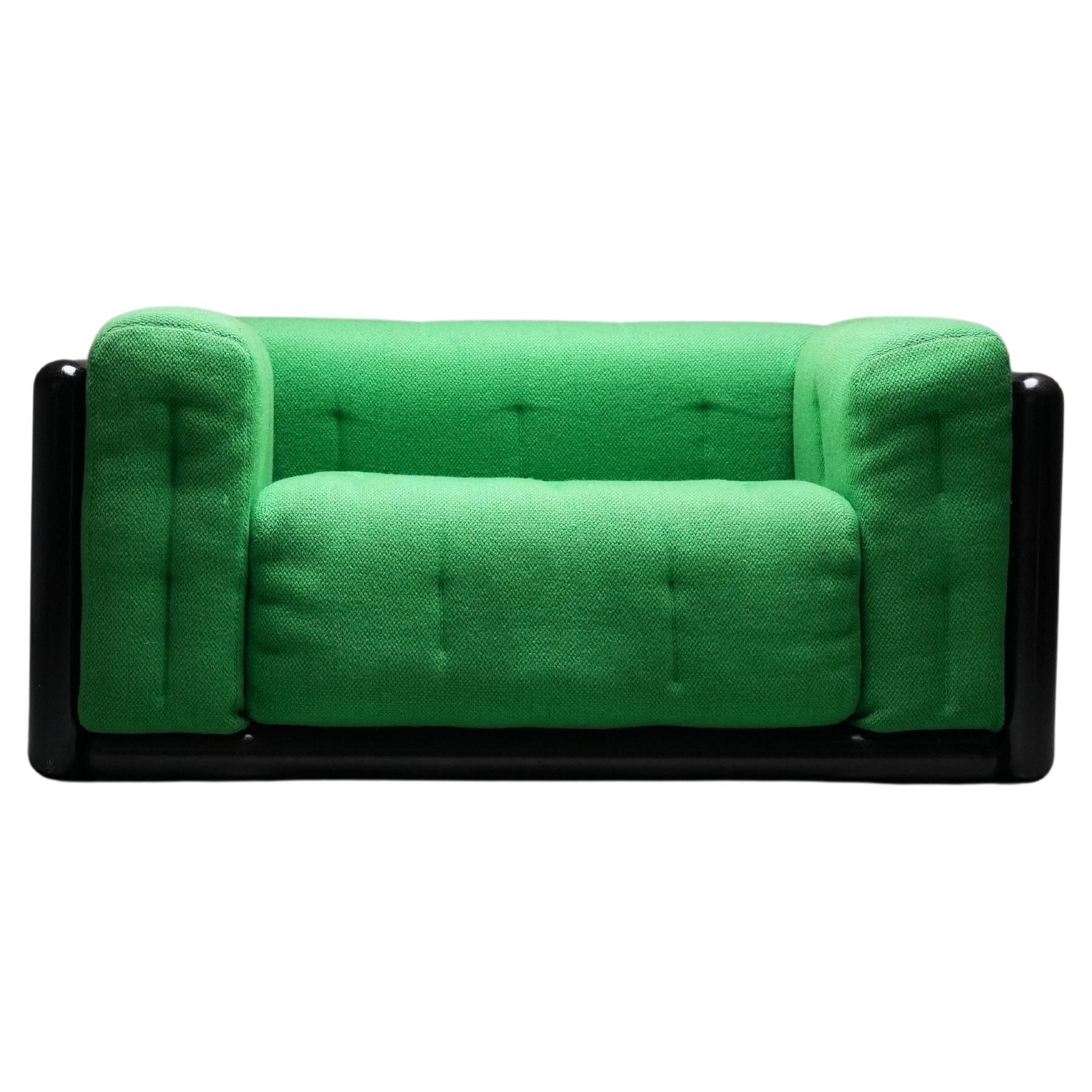 Sofá Cornaro de Carlo Scarpa para Simon, Italia, 1973. Esta rara primera versión se fabricó en madera maciza de iroko, una densa madera dura africana que sólo se utilizaba en las primeras series de producción. Los ejemplares posteriores se