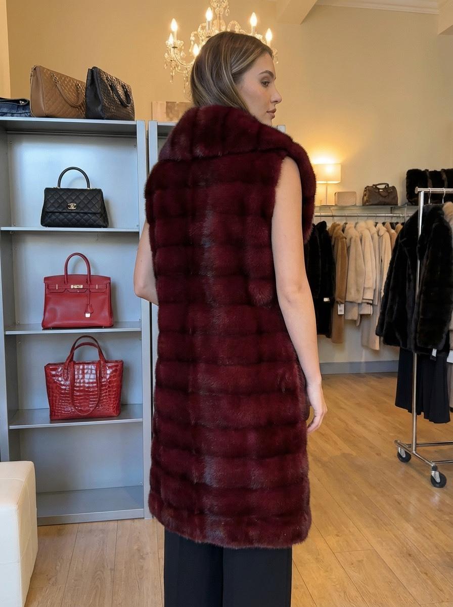 Splendido cappotto di pelliccia attribuito a Carlo Tivioli
Lavorazione artigianale made in Italy
Vero visone
Incredibile colore rosso bordeaux
Stile senza maniche
Chiusure a gancio
Due tasche 
Lunghezza spalla/orecchio cm 105 (41,33 pollici)
Taglia