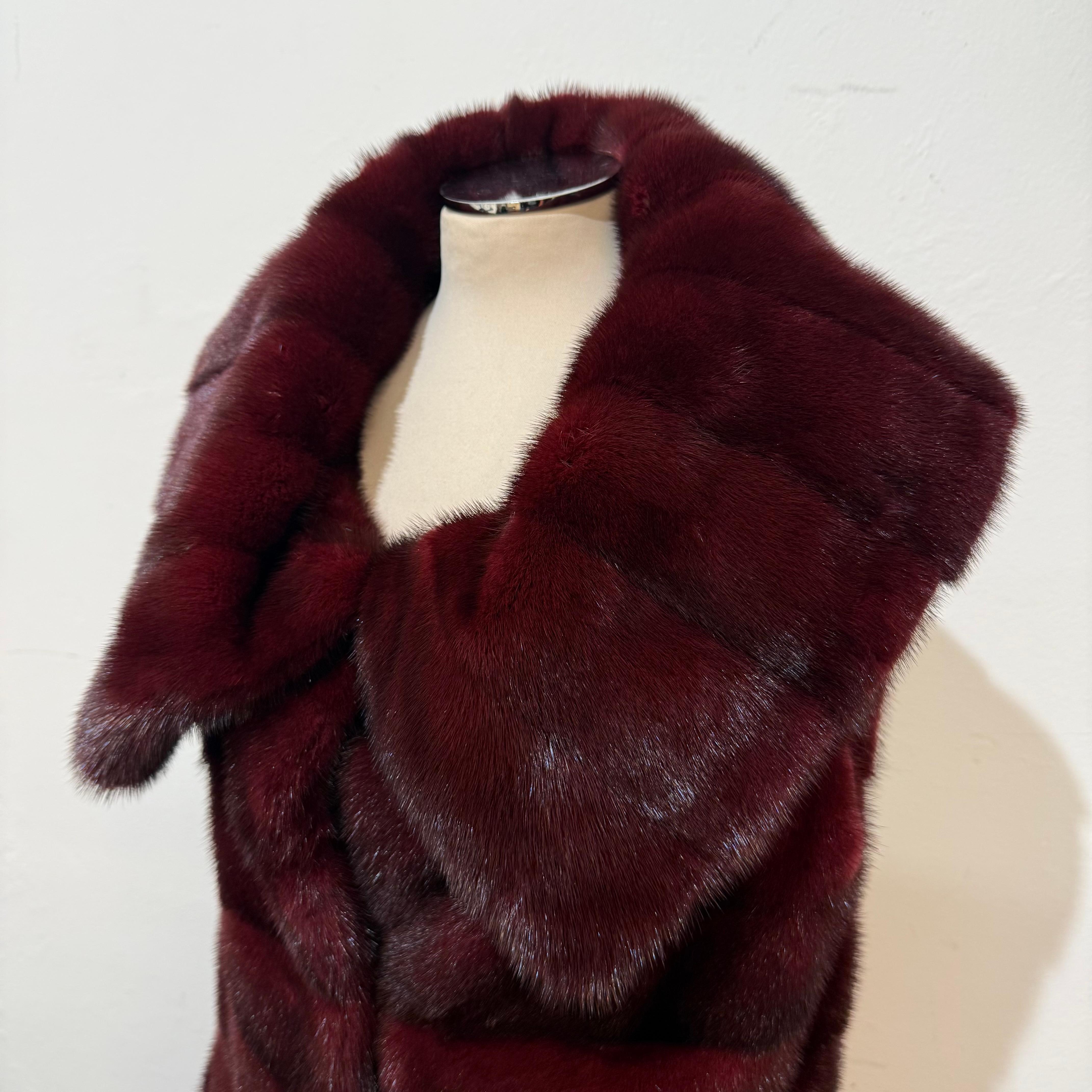 Donna Carlo Tivioli Attribuito Cappotto in vera pelliccia di visone bordeaux M. I. in vendita
