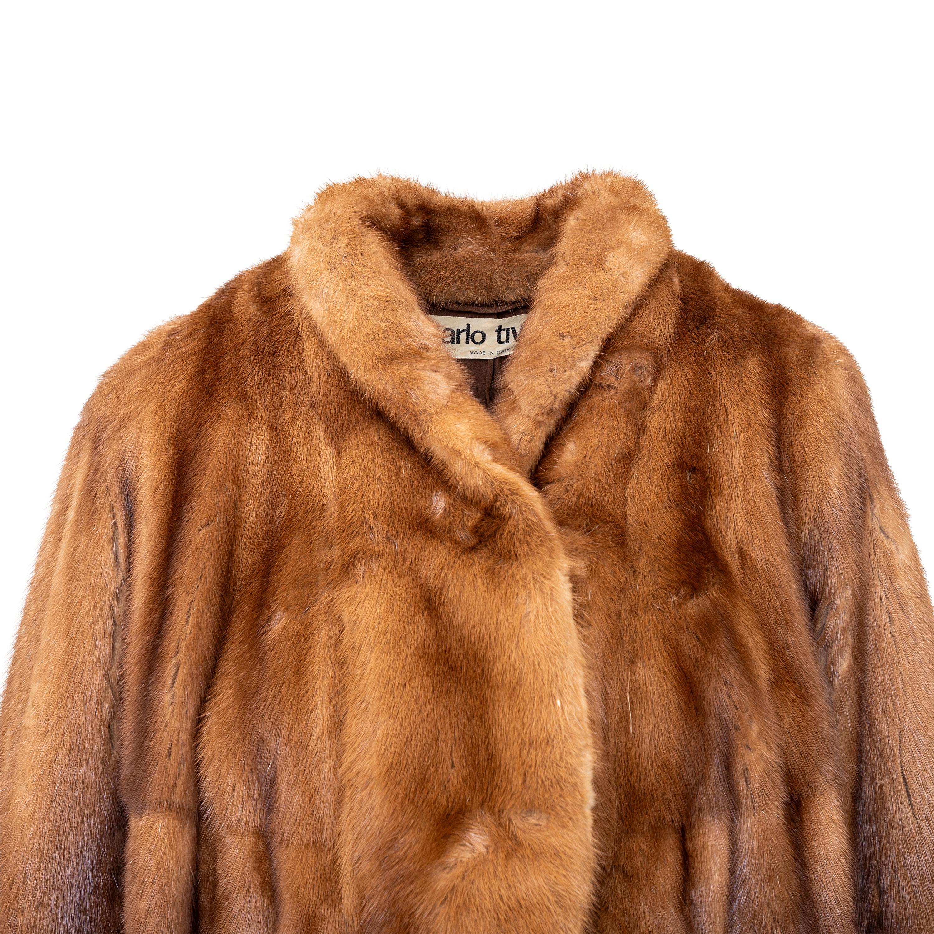 Made of mink fur, with a brown logo printed silk lining. A beautiful cascading hem on the front opening with two hook closure. Has two front pockets. Fits like M.

Remarks: There is no size and composition tag.

Note: This item may be subjected to