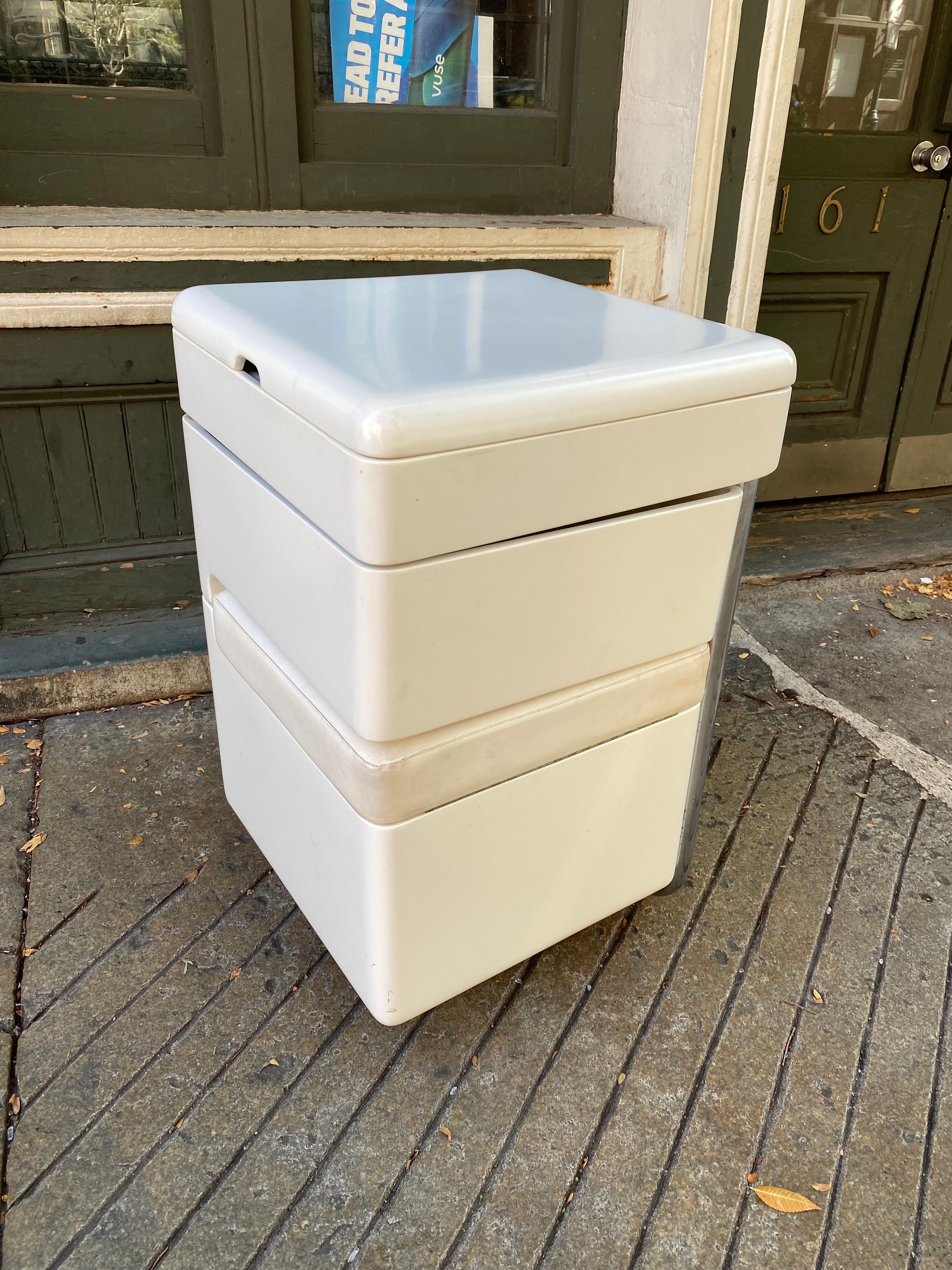 Carlo Urbinati for Tulli Zuccari Italian Compact Vanity In Good Condition In Philadelphia, PA