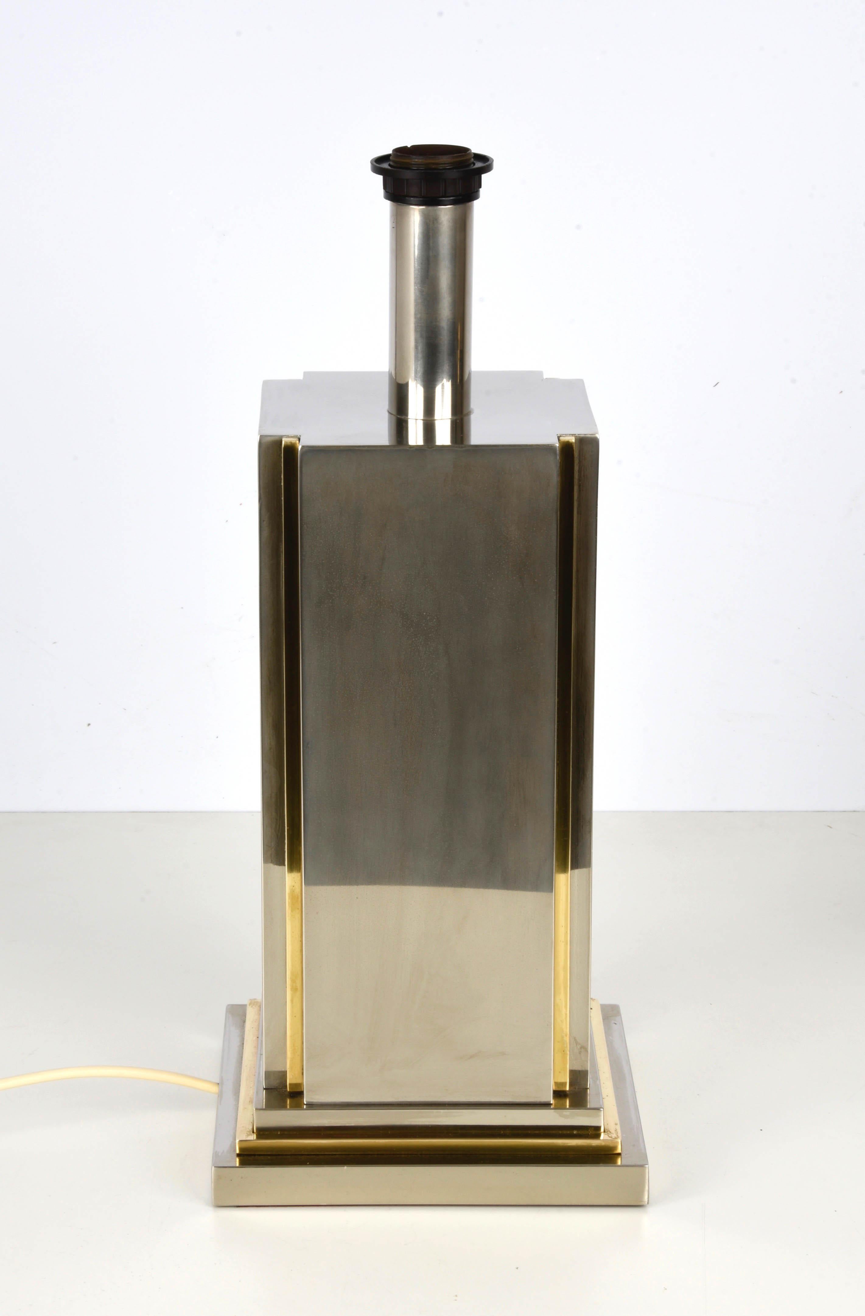 Amazing midcentury steel and brass table lamp in steel and brass. Cette pièce fantastique a été conçue par Carlo Venturini pour La Bottega del Lume Roma, en Italie, dans les années 1970.

Cet article a une grande fixation pour une ampoule E / 27