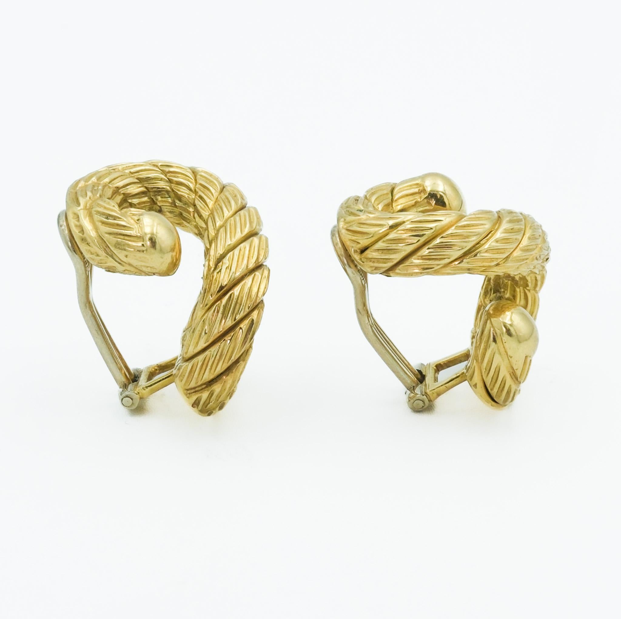 These 18-karat yellow gold clip-on, huggie earrings by Carlo Weingrill exhibit a classic Italian elegance with a touch of modernity. The slightly hammered texture gives a cool and artisanal aesthetic to the rope design, a testimony to the mastery of
