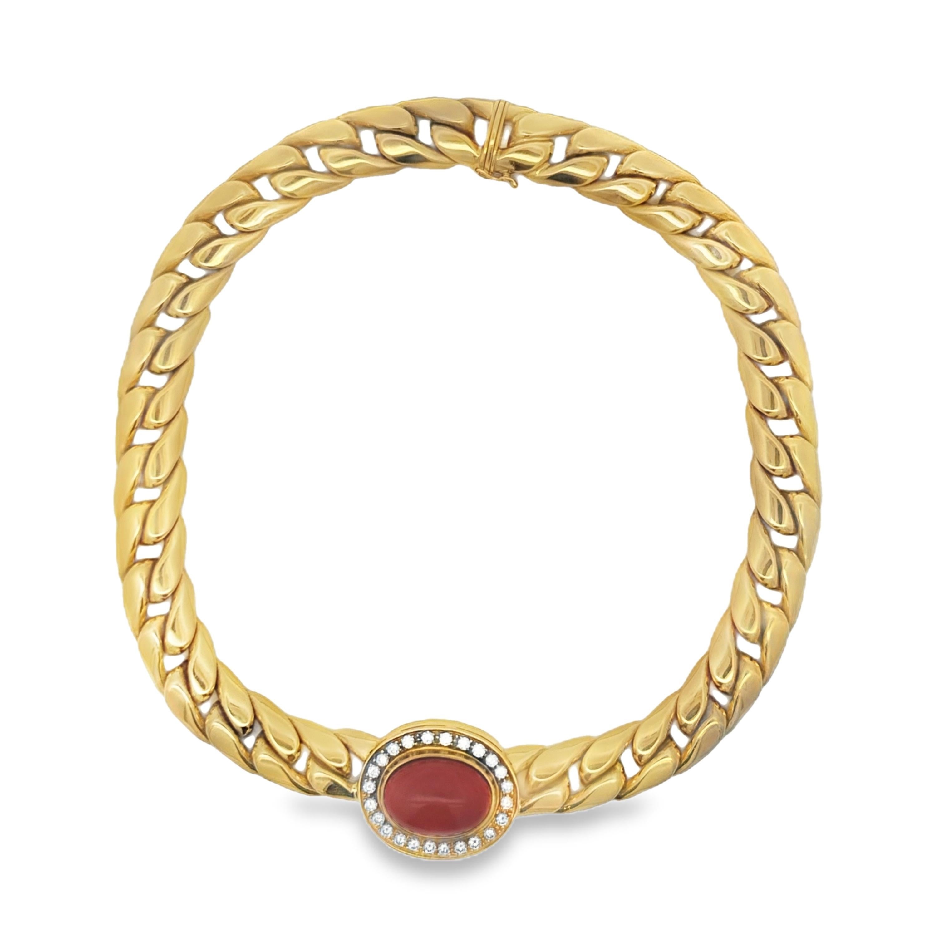 Magnifique collier signé par Carlo Weingrill, maître orfèvre de Vicence, réputé pour ses travaux d'orfèvrerie exceptionnels pour Bulgari et d'autres grandes maisons italiennes. Cette pièce substantielle est réalisée en or jaune 18 carats richement