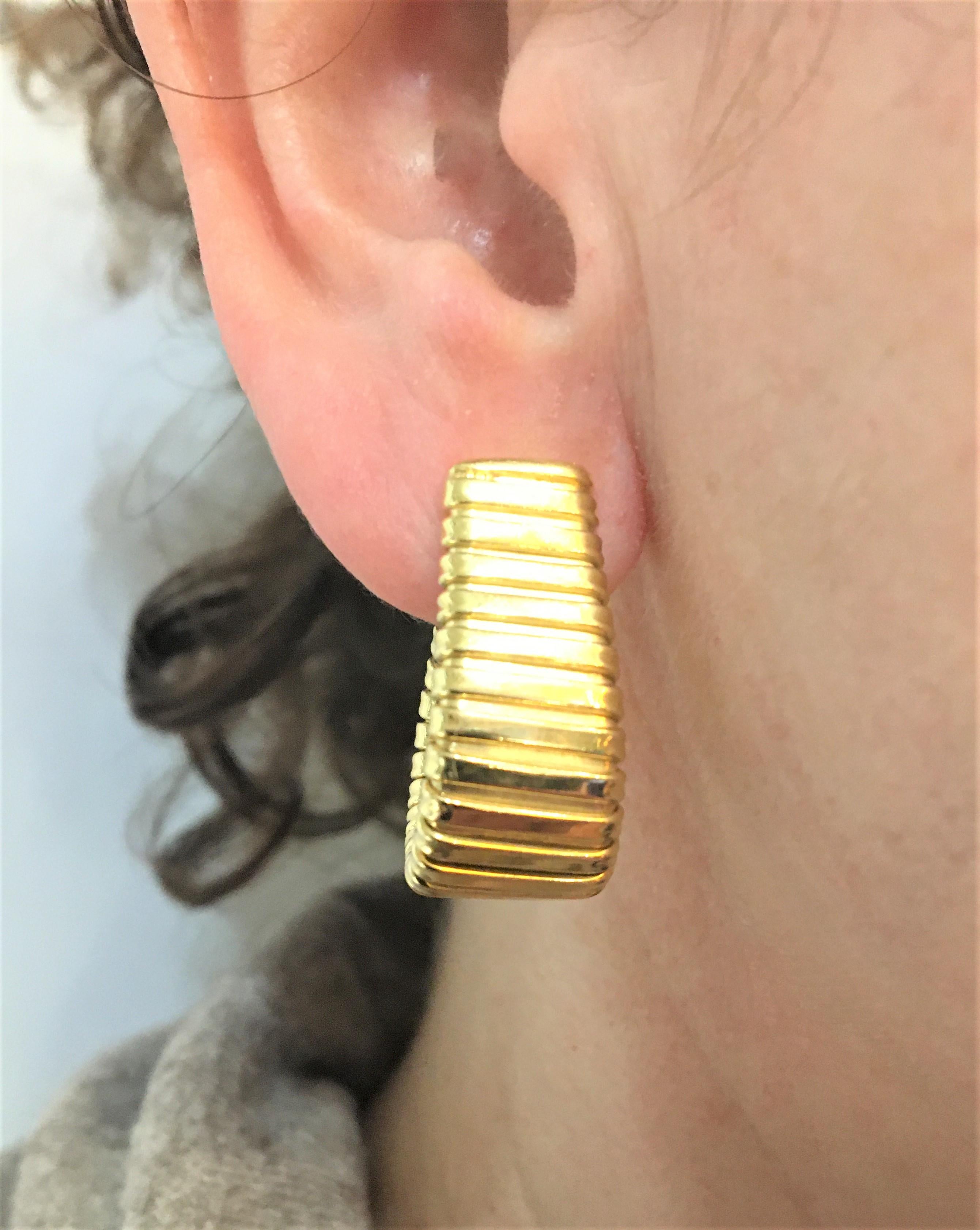 Carlo Weingrill 18 Karat Ribbed Earring and Ring Set For Sale 4