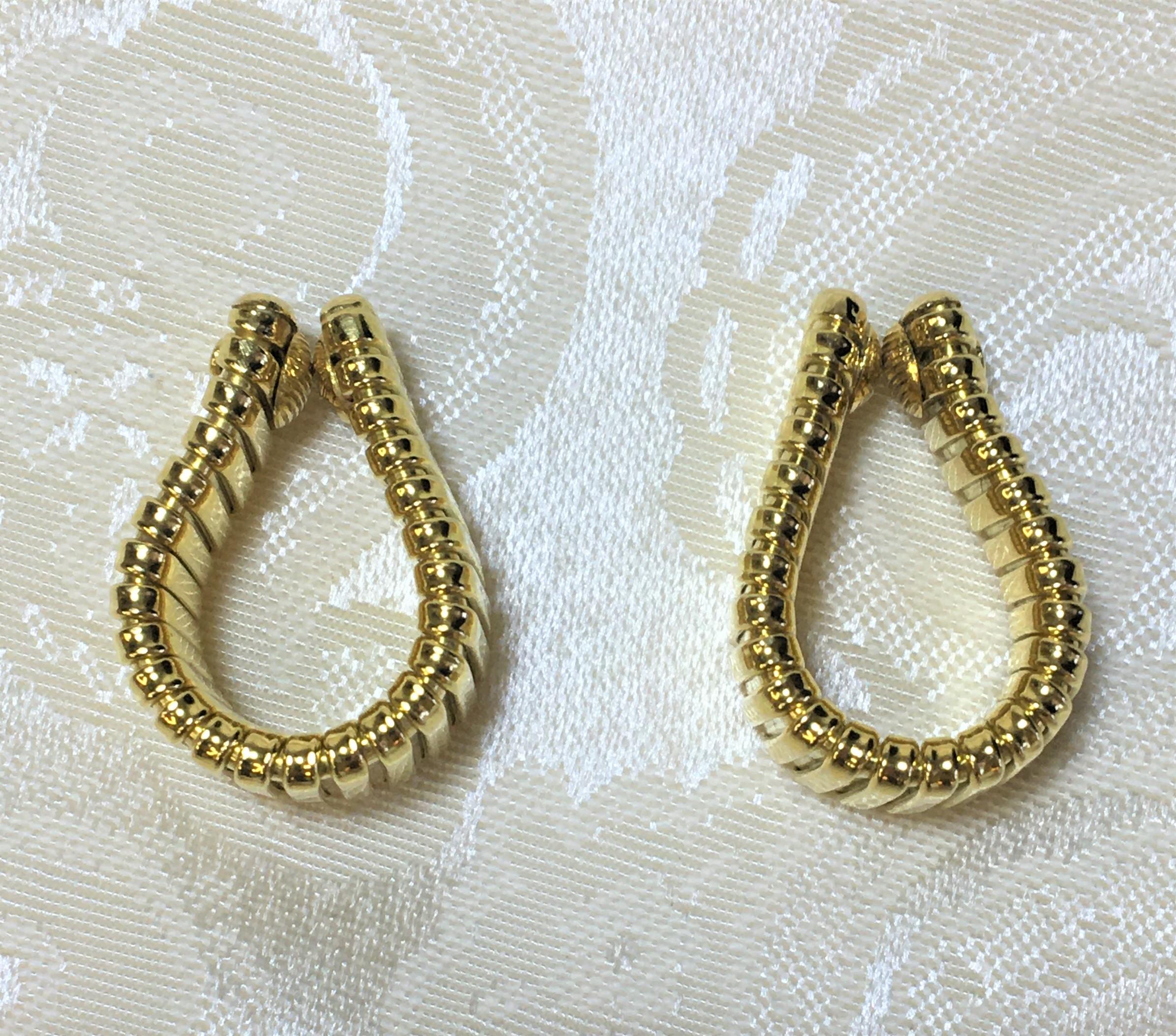 Carlo Weingrill 18 Karat Ribbed Earring and Ring Set For Sale 1