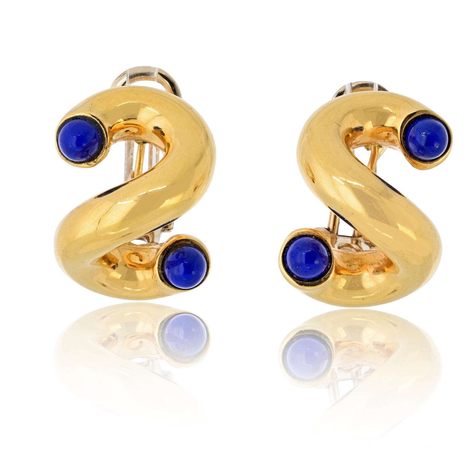 Un raffinato paio di orecchini vintage di Carlo Weingrill, maestri orafi di Vicenza, Italia. Realizzati in oro giallo massiccio 18 carati, gli orecchini presentano un elegante design a tortiglione, accentuato su ogni punta da vibranti lapislazzuli.