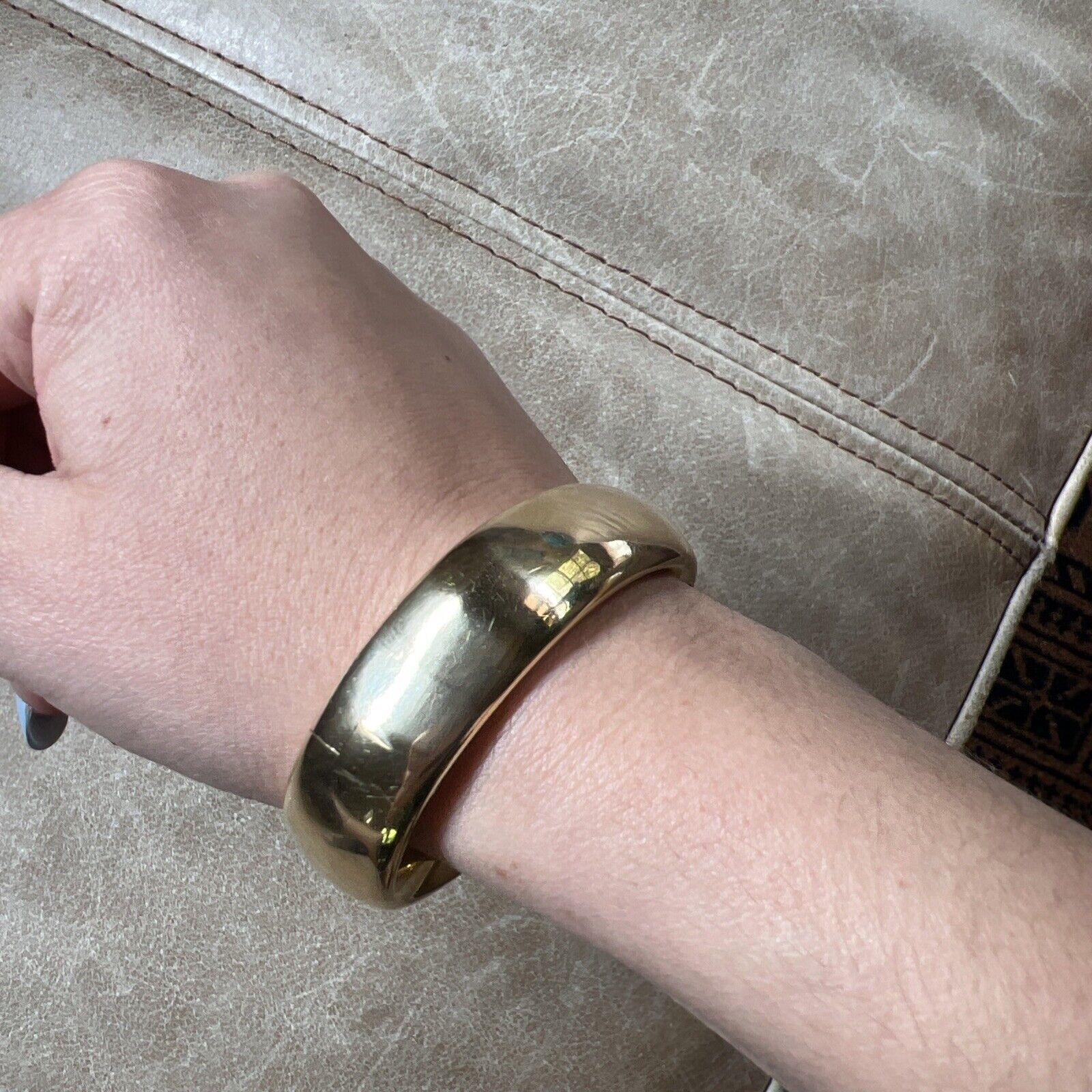 Carlo Weingrill Armreif aus 18 Karat Gelbgold Vintage Circa 1970er Jahre

Hier haben Sie die Chance, ein wunderschönes Designerarmband mit hohem Sammlerwert zu erwerben.  Wirklich ein tolles Stück zu einem tollen Preis! 

Einzelheiten:
Passt bis zu