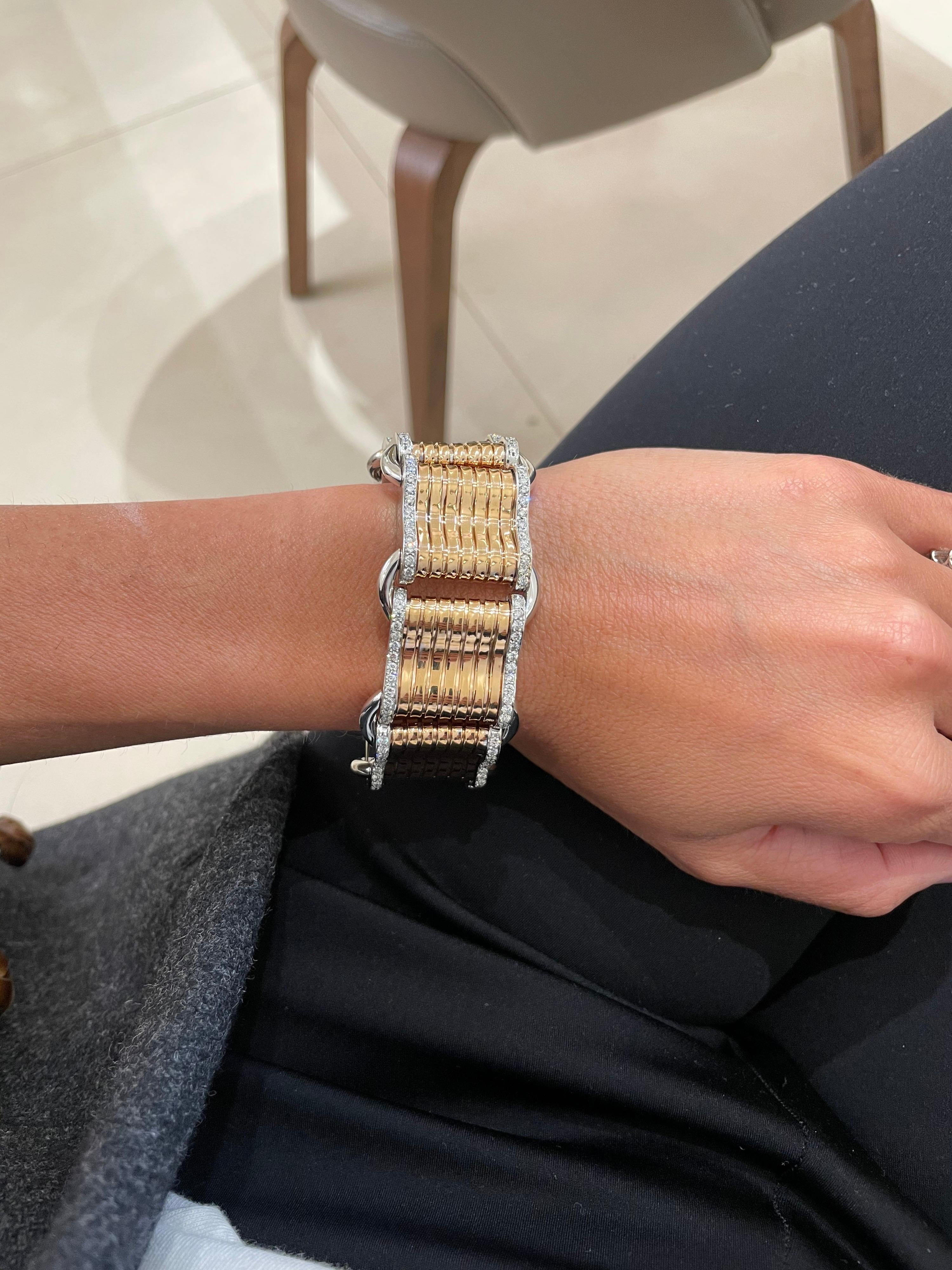 WEINGRILL is today an expression of the Weingrill Family which, from 1879, is following the tradition of artisanal production of a very high quality goldsmith.
The Sahara bracelet is designed in 18 karat rose and white gold with 4.82 carats of