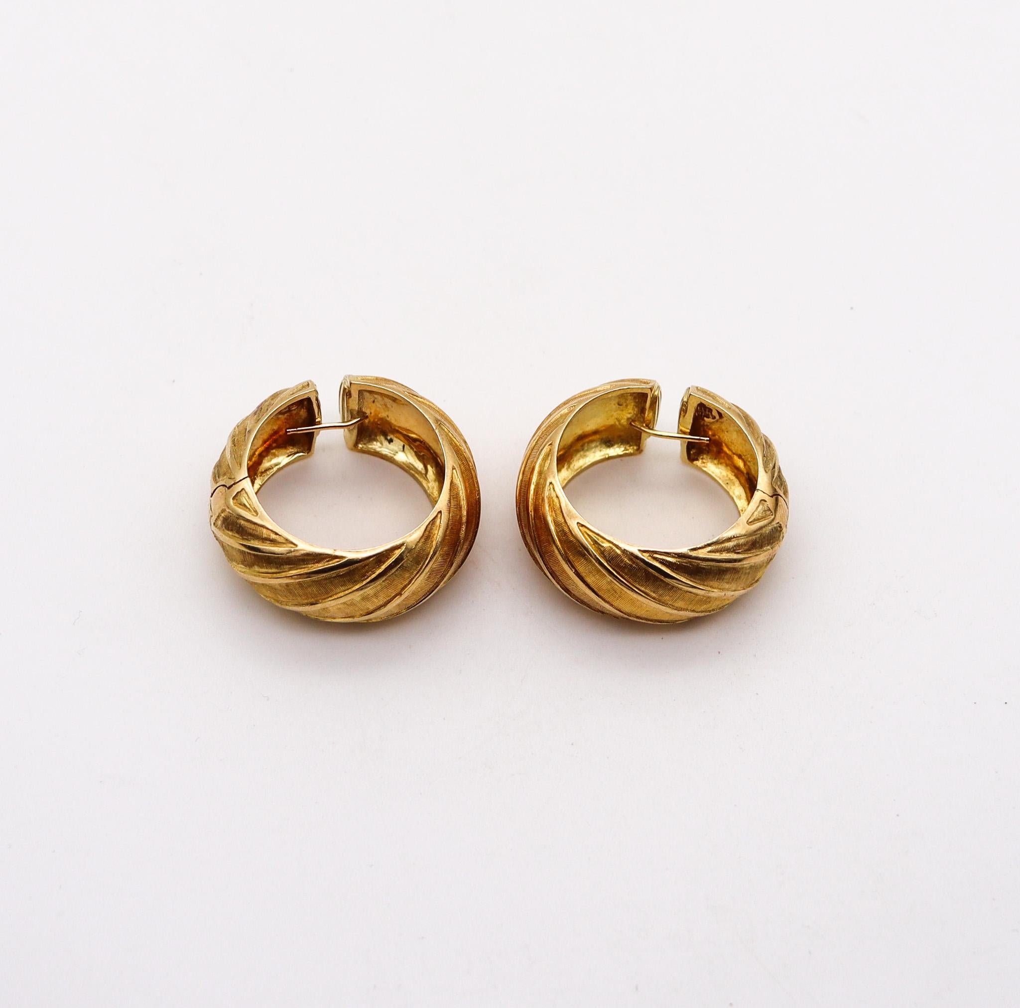 Carlo Weingrill 1960 Verona Hoops Clips Earrings Textured Solid 18Kt Yellow Gold In Excellent Condition For Sale In Miami, FL