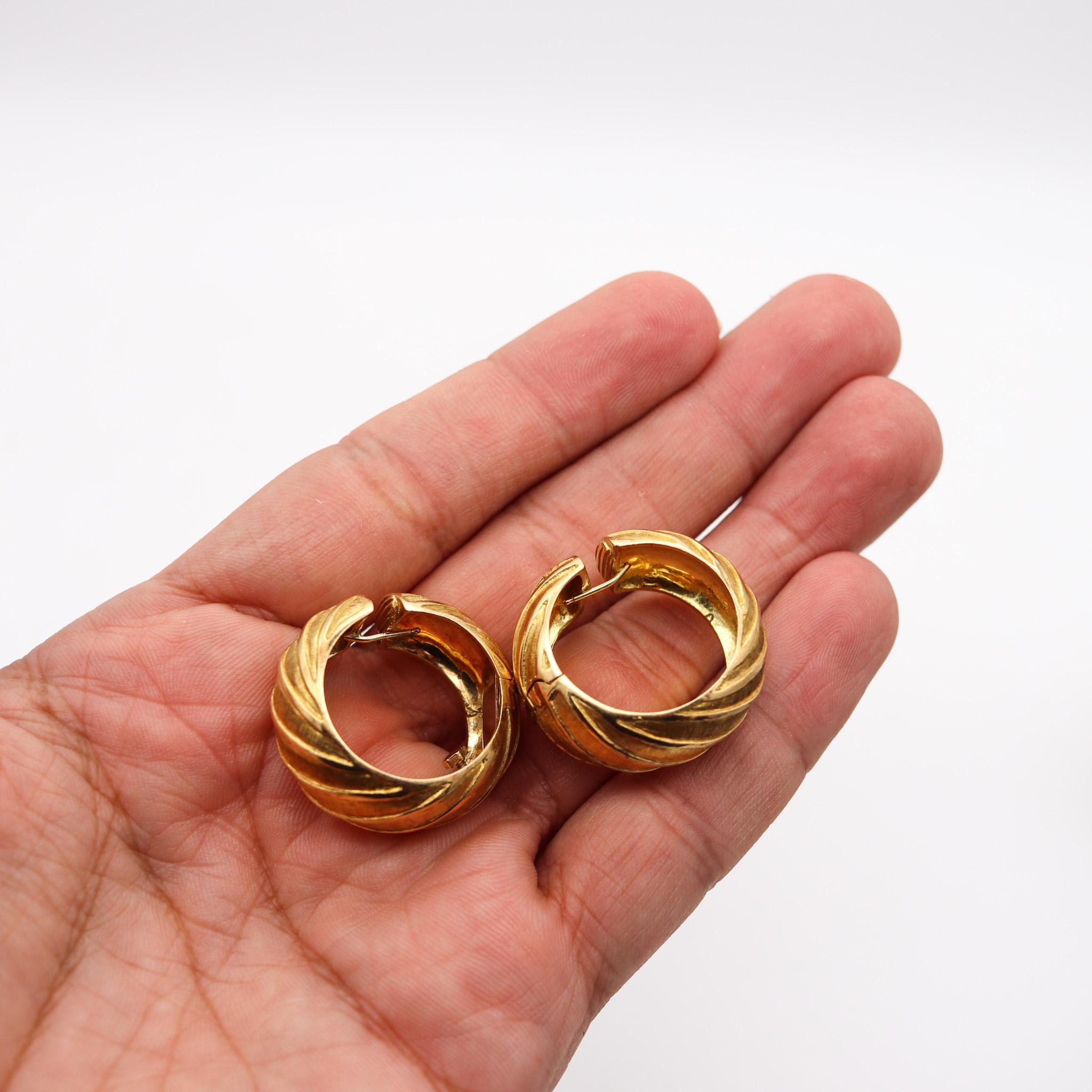 Carlo Weingrill 1960 Verona Hoops Clips Earrings Textured Solid 18Kt Yellow Gold For Sale 2