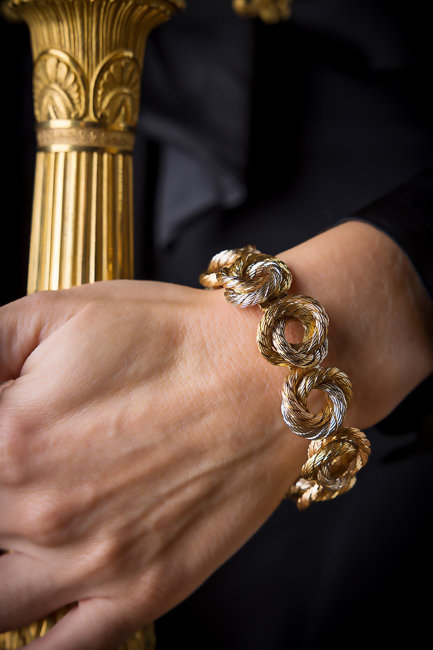 Bracelet circulaire en or de trois tons Carlo Weingrill : « Love knot » Excellent état - En vente à Malmö, SE