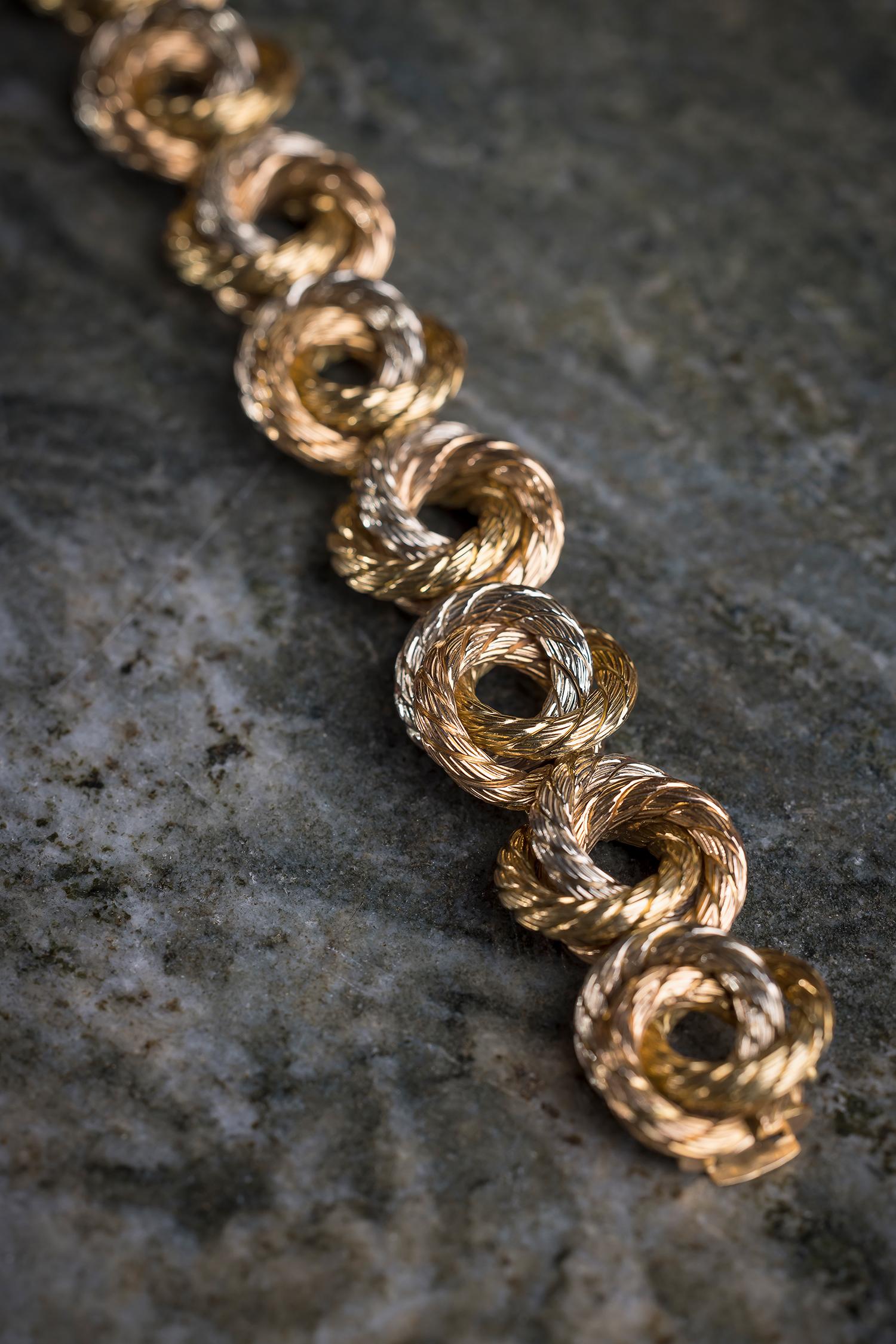 Carlo Weingrill: „love knot“ rundes dreifarbiges Goldarmband im Angebot 1