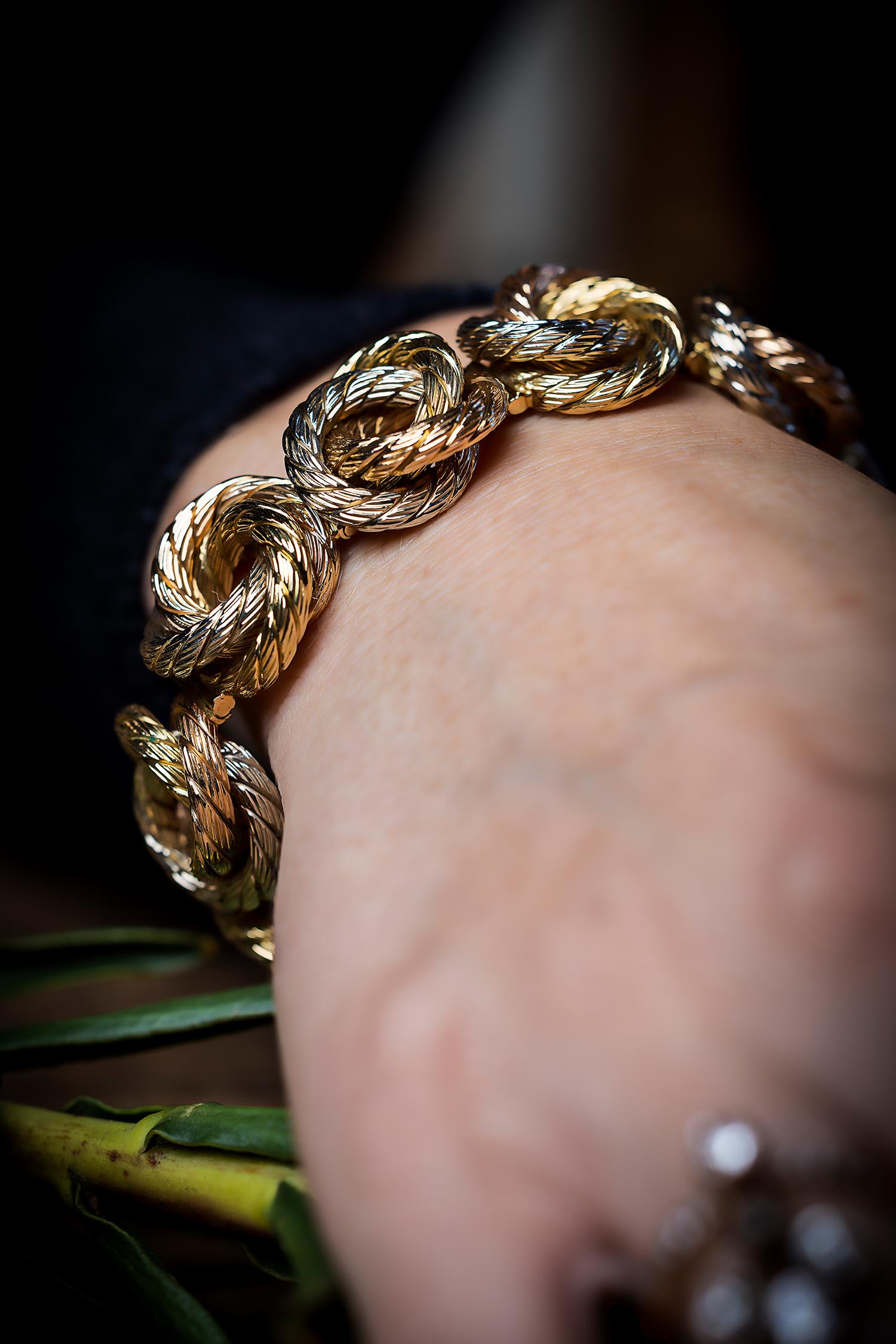 Carlo Weingrill: „love knot“ rundes dreifarbiges Goldarmband Damen im Angebot