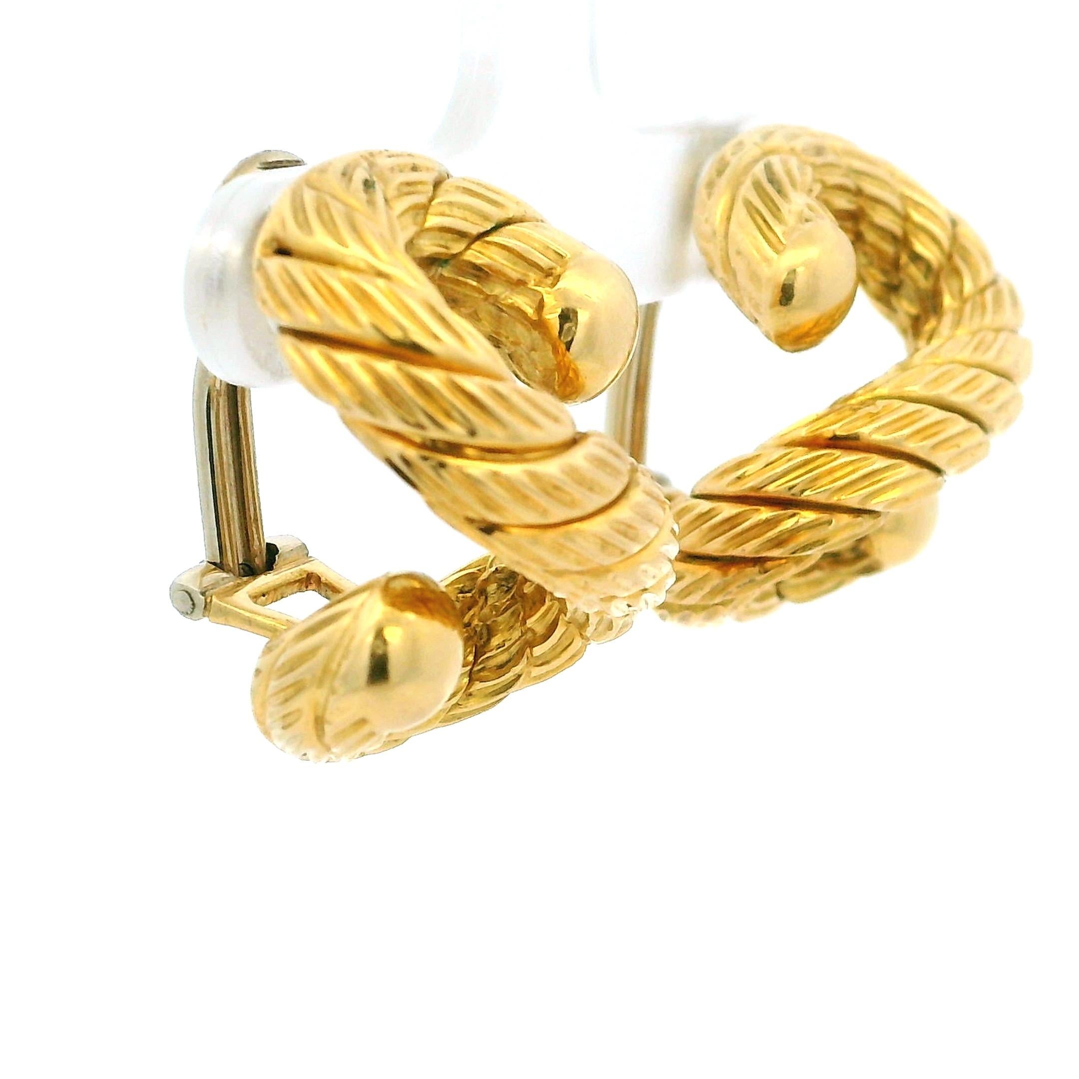 Carlo Weingrill Pendientes de aro abrazador con cable retorcido de oro amarillo de 18 quilates, 18,35 Gr en Excelente estado para la venta en Miami, FL