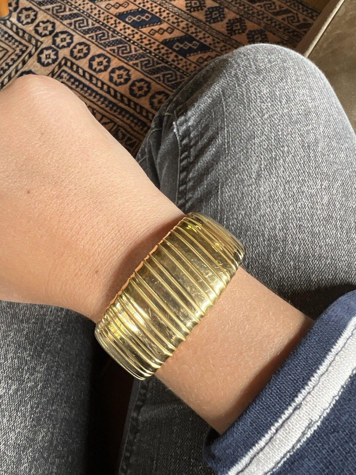 Carlo Weingrill Italy 18k Yellow Gold Tubogas Cuff Bangle Bracelet Vintage 1980s

Here is your chance to purchase a beautiful and highly collectible designer bracelet.  Truly a great piece at a great price! 

Details:

Carlo Weingrill Italy

Weight