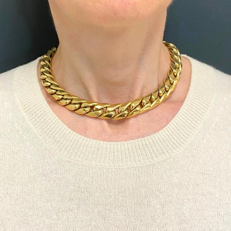 DESIGNER : Carlo Weingrill
CIRCA : Fin du 20e siècle
MATERIALES : Or jaune 18k
Poids : 90 grammes
MESURES : 16 1/2