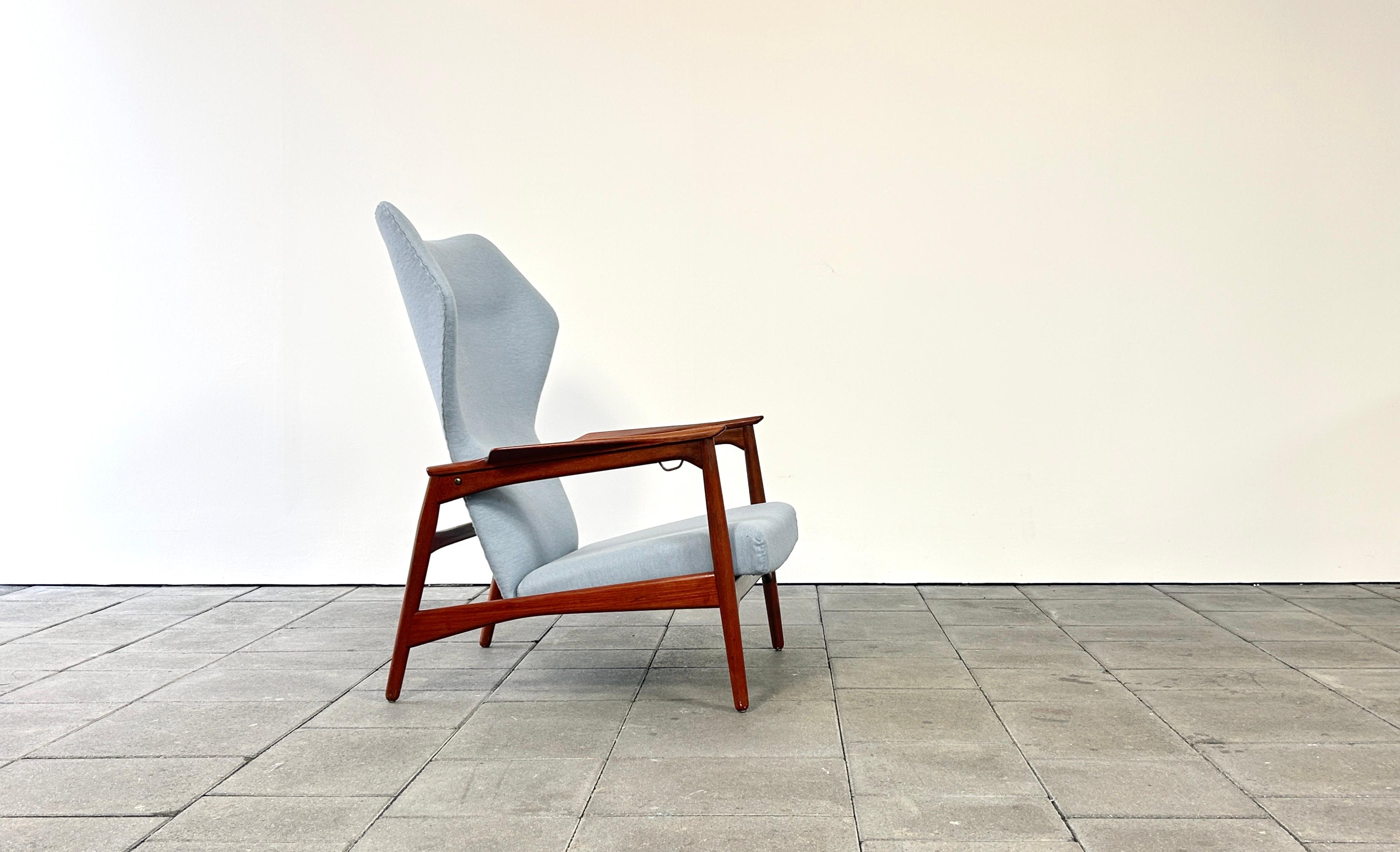 Chaise longue à dossier ailé Carlo, conçue par Ib Kofod Larsen en 1954, pour Carlo Gahrn. Au Danemark. Cette édition a été produite sous licence par Gelderland, aux Pays-Bas, dans les années 1960.

La caractéristique de la chaise longue Carlo est