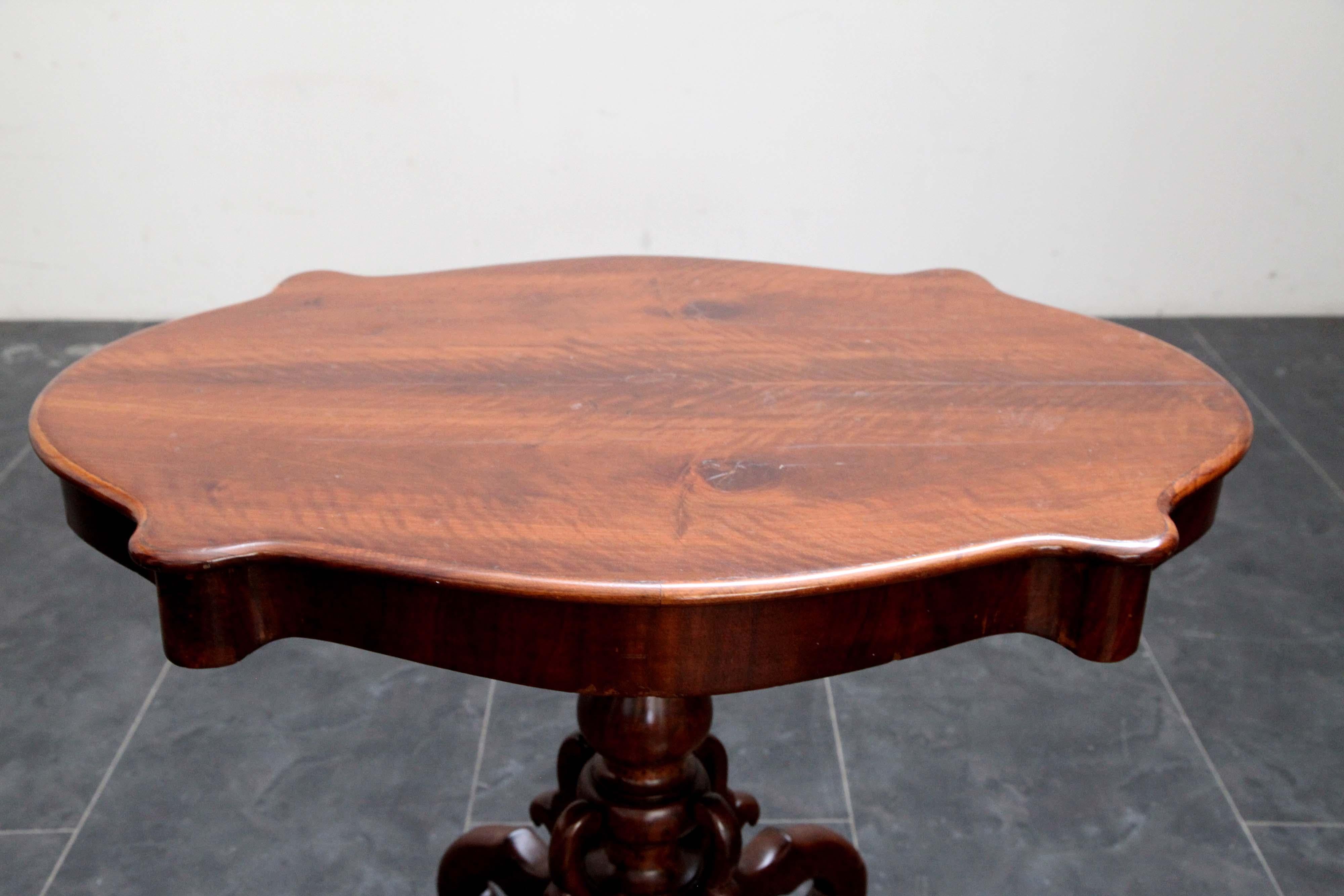 Charles X table in solid cherry wood, 4 wavy, finely carved supports connect with the central trunk carved in a twist shape, the whole holds up a top which, gracefully shaped, forms an oval.
Packaging with bubble wrap and cardboard boxes is