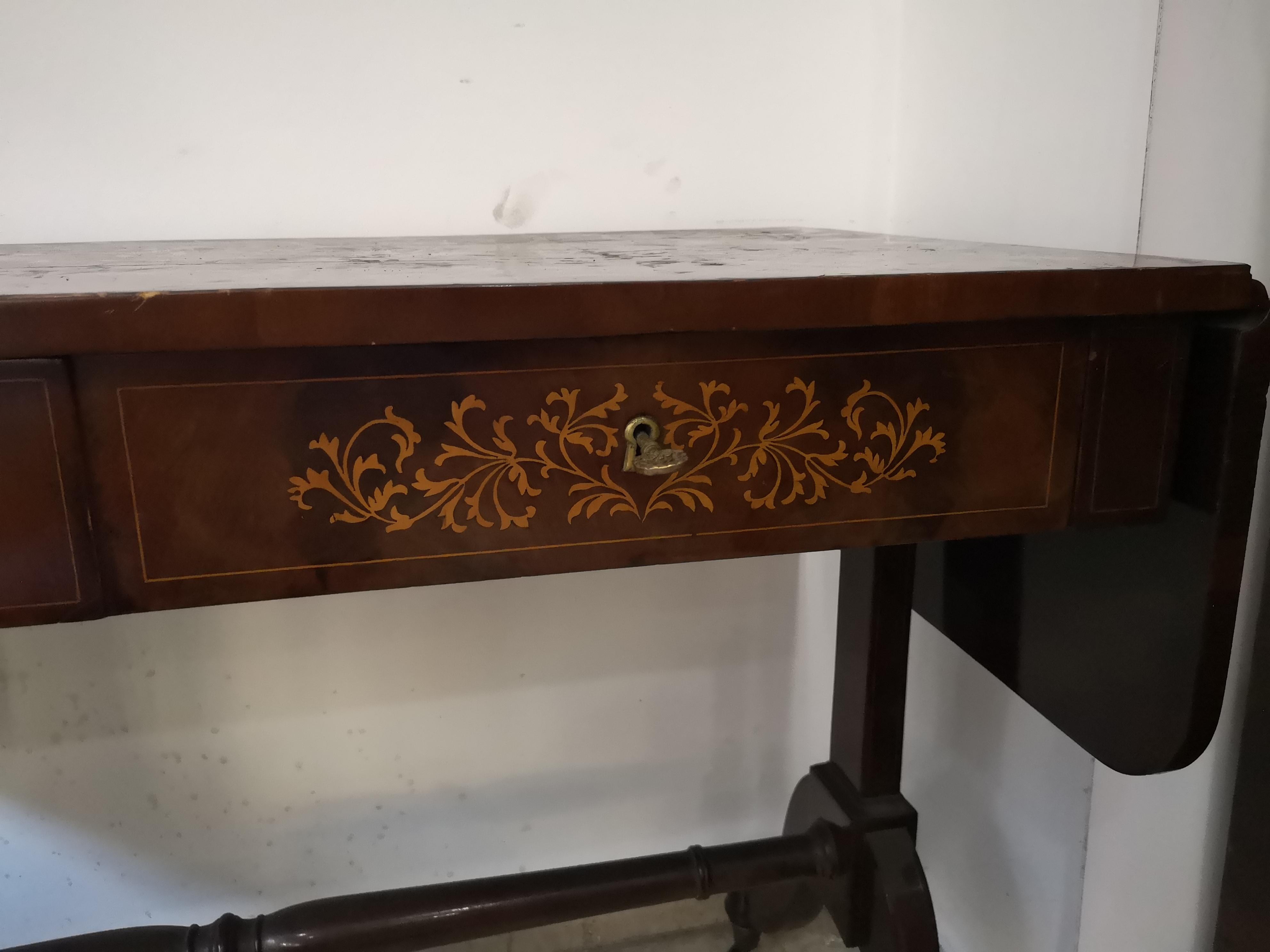 Carlo X desk in mahogany feather with two drawers, mid-19th century In condizioni buone in vendita a Catania, IT