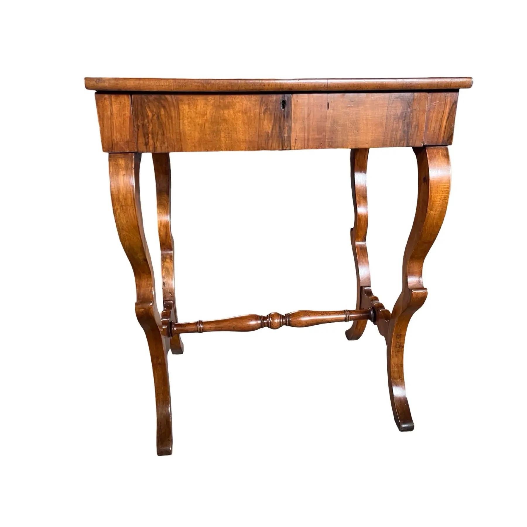 Carlo X Italienischer Nussbaum-Beistelltisch, 1820er Jahre im Angebot 5