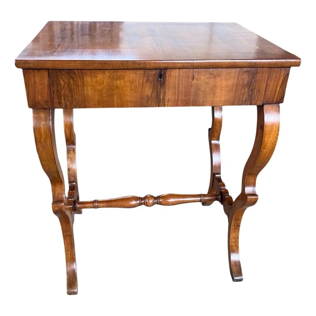 Empire / Carlo X Beistelltisch, handgefertigt in Italien in den frühen 1800er Jahren aus Nussbaum und verziert mit buchartigem Nussbaumfurnier. Der Beistelltisch hat elegante Linien und leierartige Beine, die mit einer handgedrechselten Bahre