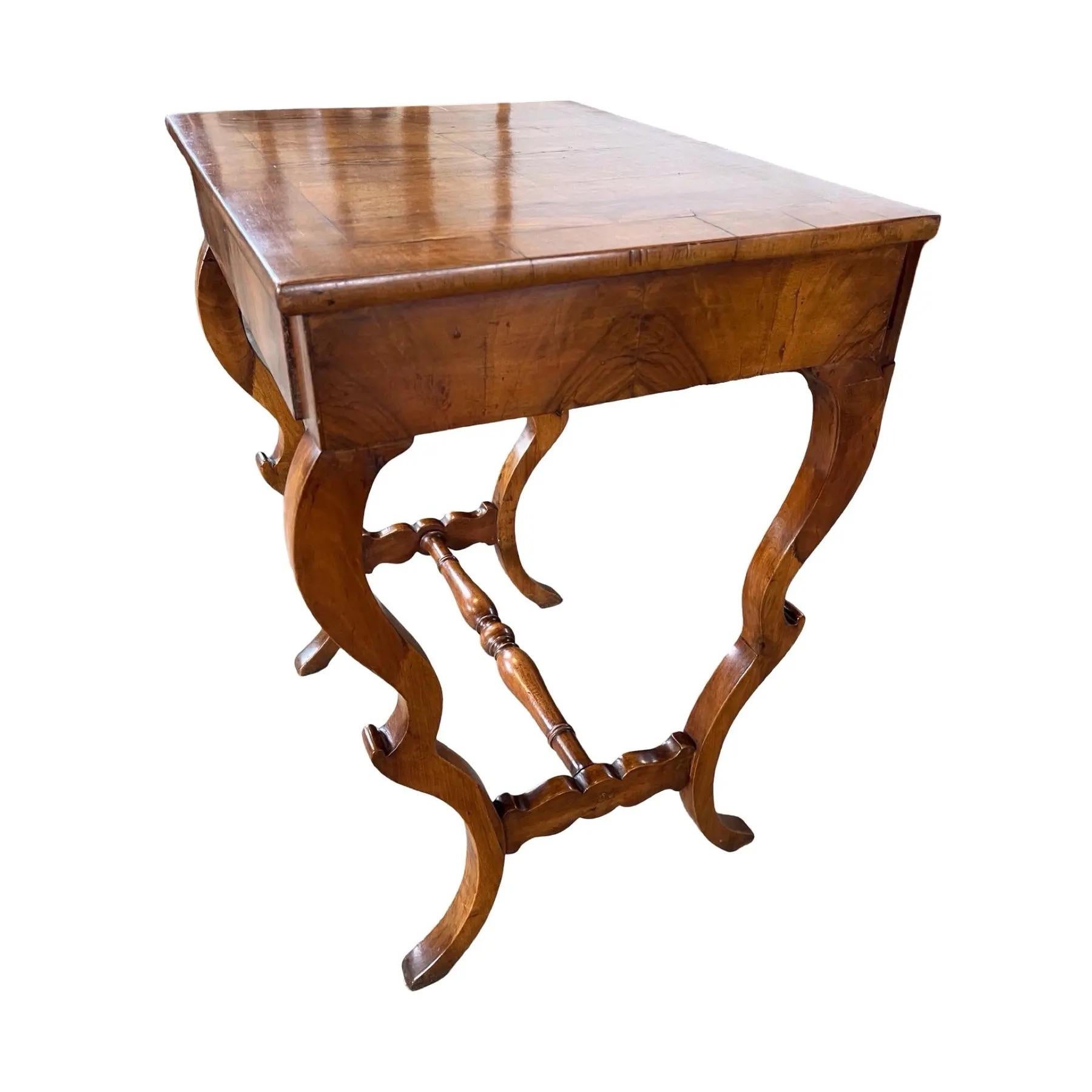Carlo X Italienischer Nussbaum-Beistelltisch, 1820er Jahre (Walnuss) im Angebot